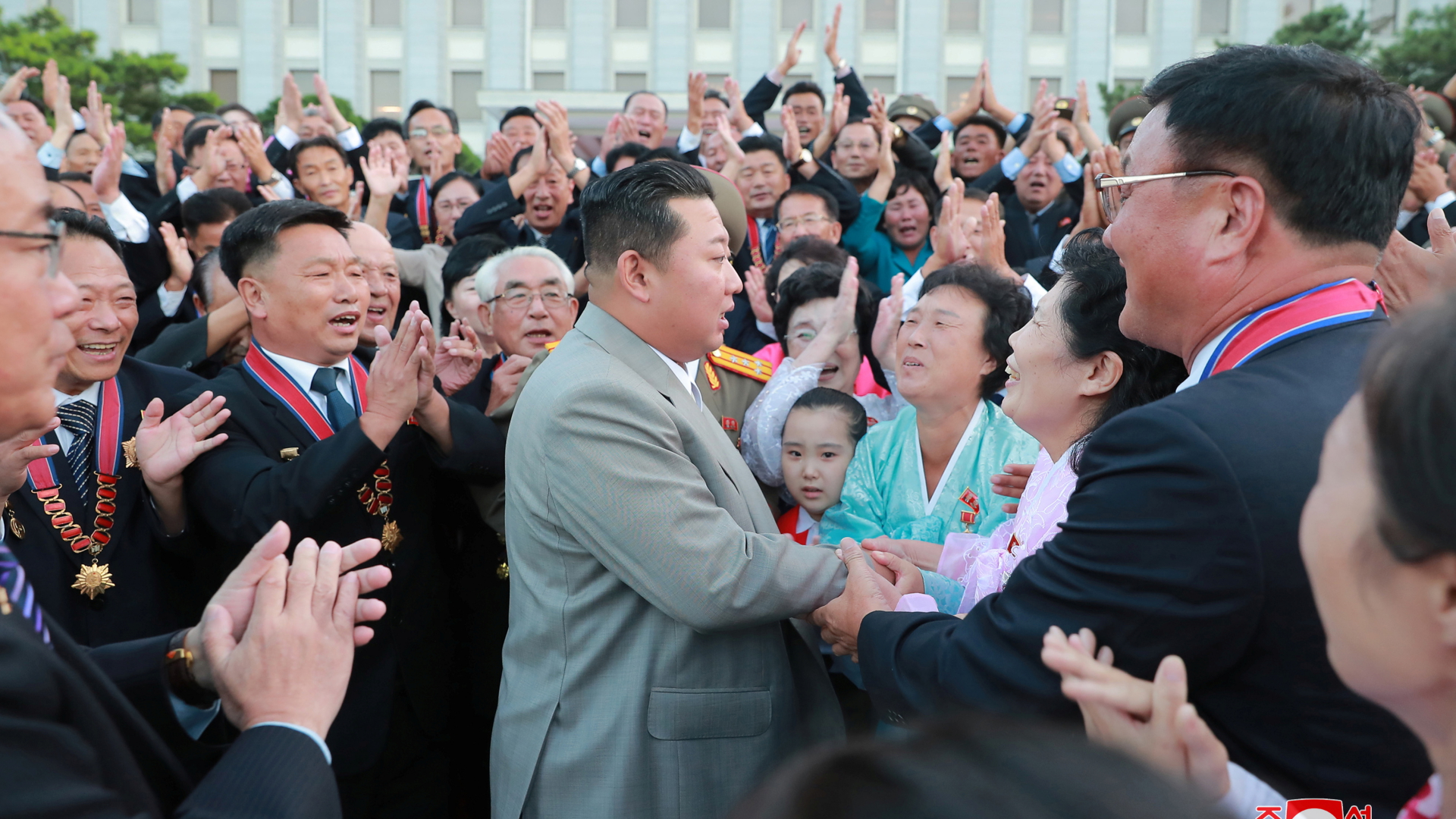 Kim Jong Un lässt sich zum 73. Jahrestag der Gründung Nordkoreas in Pjöngjang von der Bevölkerung feiern. | via REUTERS