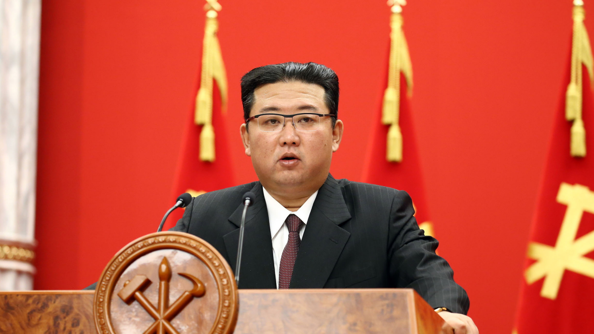 Kim Jong Un, Machthaber von Nordkorea, spricht bei der Feier zum 76-jährigen Bestehens der Arbeiterpartei des Landes. | dpa