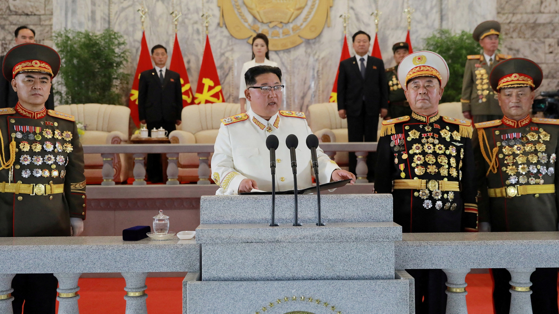 Der nordkoreanische Machthaber Kim Jong Un spricht auf einer Militärparade in Pjöngjang. | via REUTERS