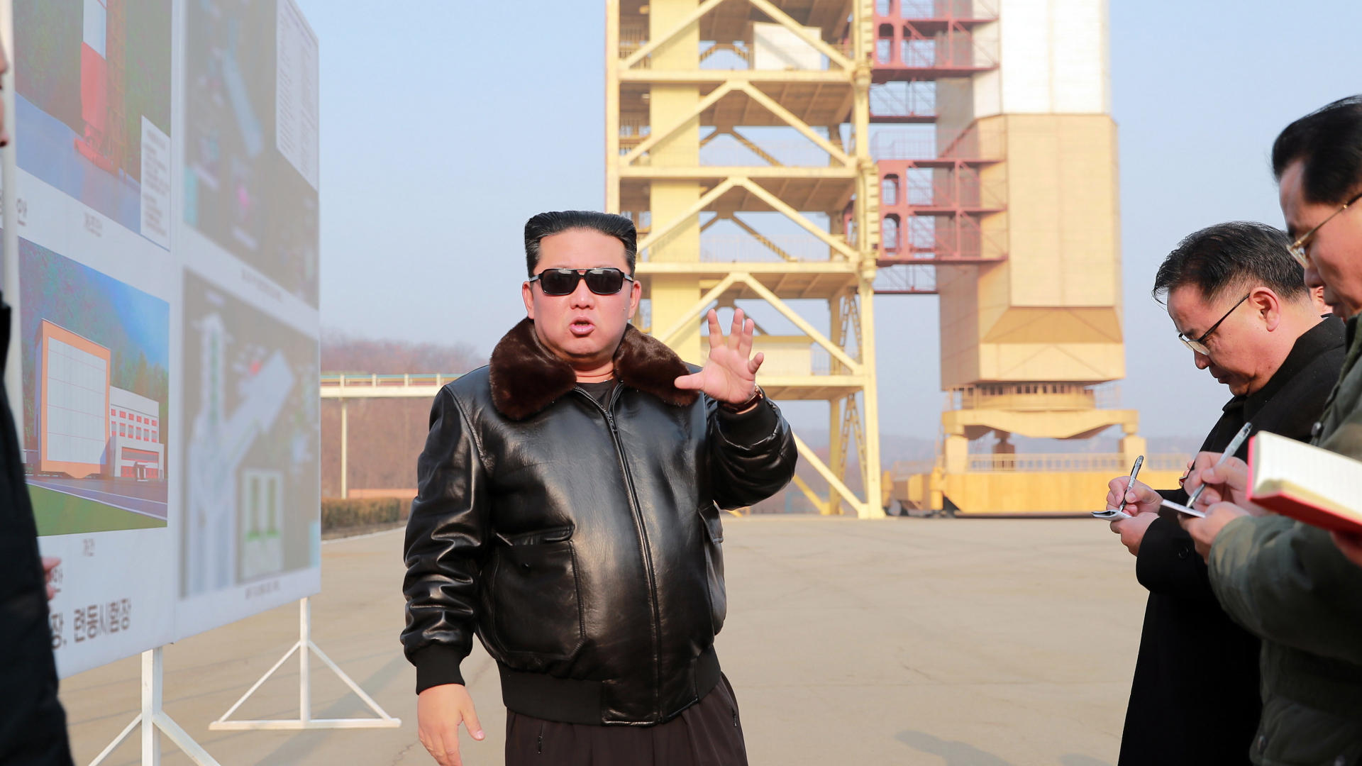 Kim Jong Un beim Besuch der Satellitenstartanlage Sohae in Nordkorea auf einer undatierten Aufnahme.  | EPA