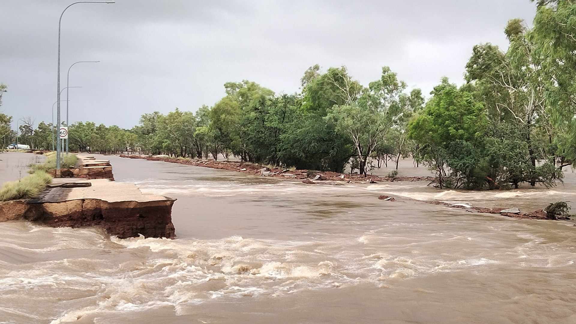 Überschwemmungen auf dem Great Northern Highway bei Fitzroy Crossing, Bunuba-Land, in der Region Kimberley in Westaustralien.  | dpa