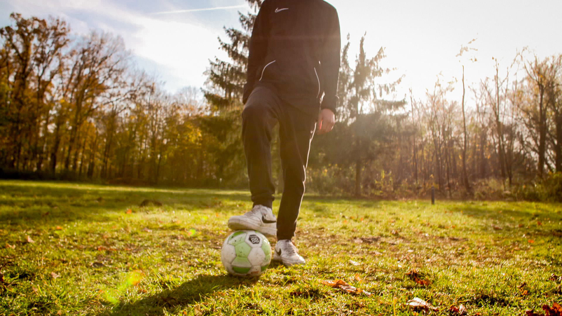 Ein Junge spielt mit einem Fußball | Kontraste/rbb