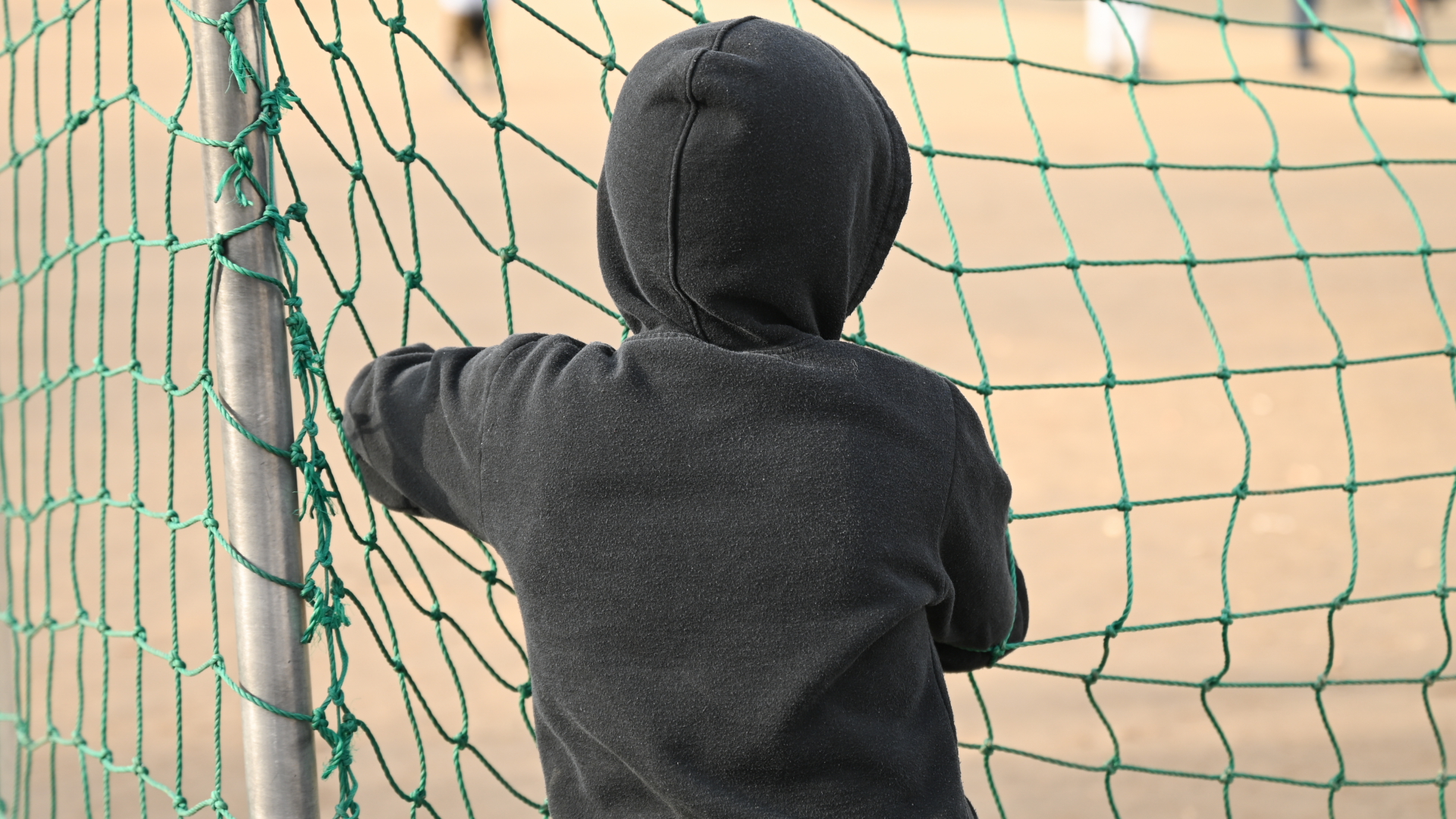 Ein Kind hält sich an einem Tornetz fest.  | dpa