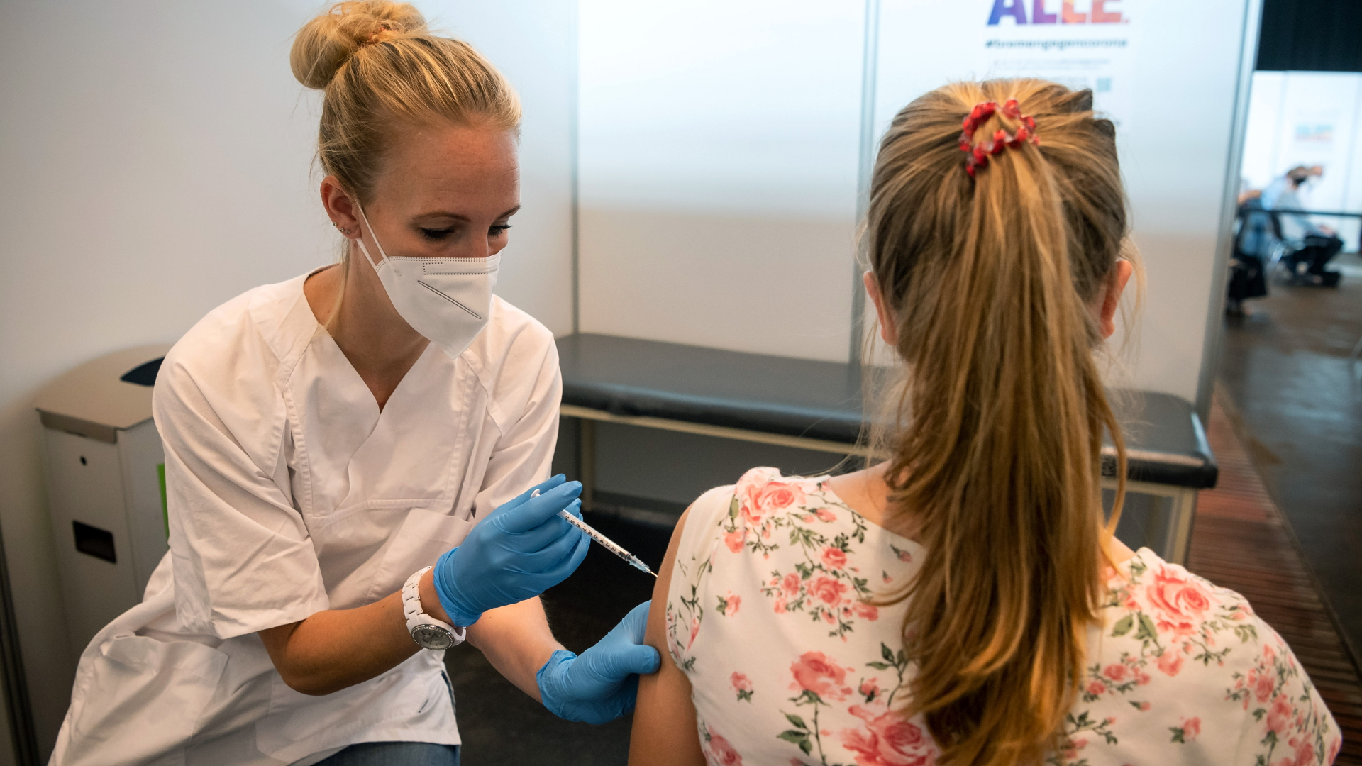 Ein 15-jähriges Mädchen wird im Impfzentrum in Bremen geimpft. | dpa