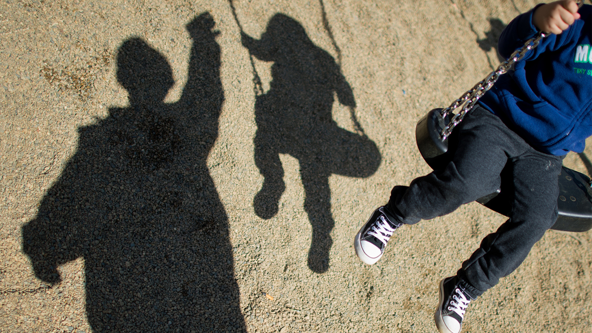 Schatten von einem Mann und einem Jungen auf einer Schaukel. | Bildquelle: picture alliance / dpa