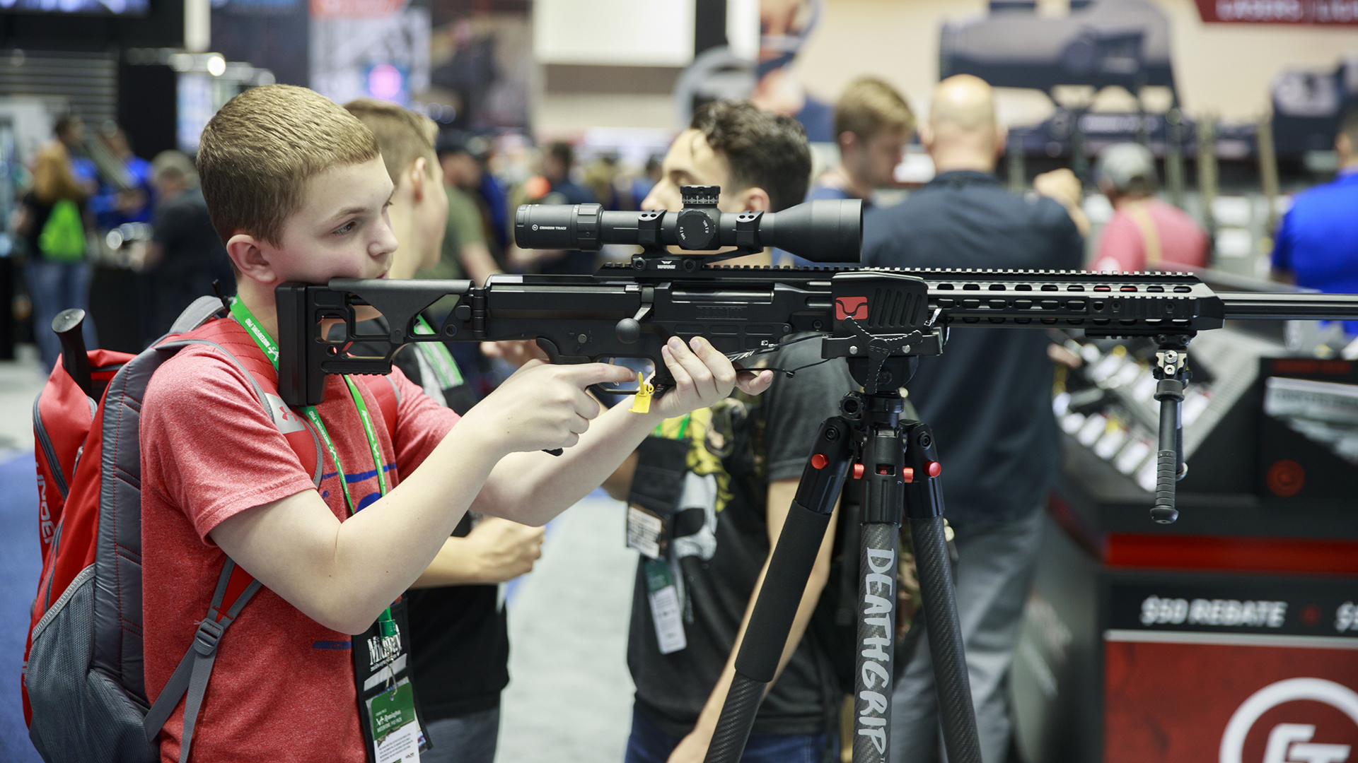 Ein Junge schaut durch das Zielfernrohr eines Gewehrs während des "National Rifle Association"-Messe in Indianapolis 2019.