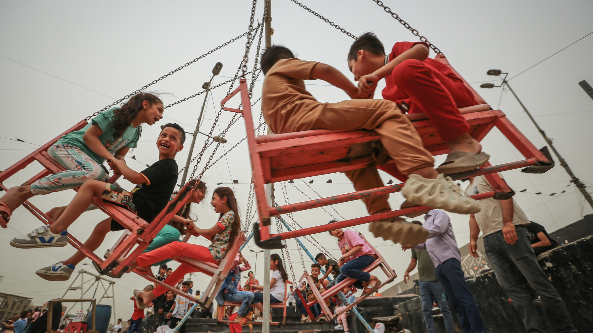 Kinder schaukeln in einem Vergnügungspark in Bagdad | dpa
