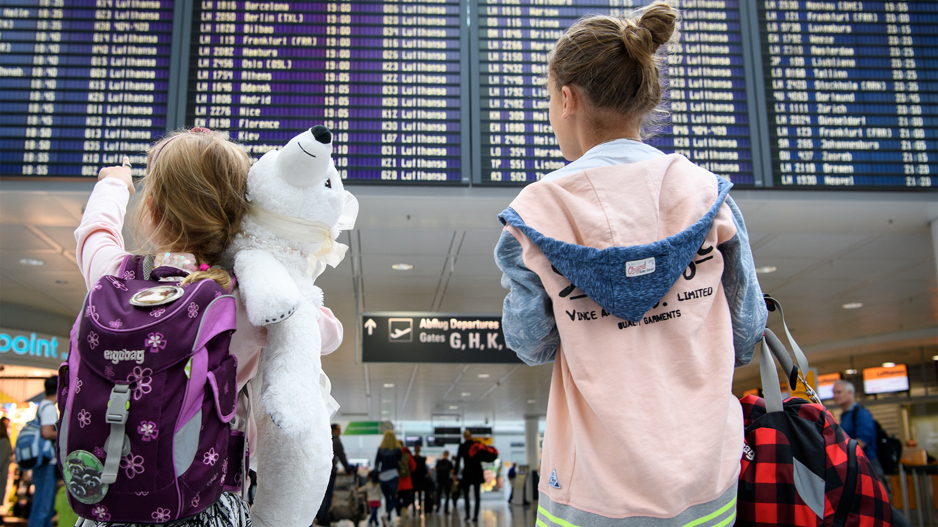 Kinder stehen vor einer Anzeigetafel am Flughafen | picture alliance / Matthias Balk