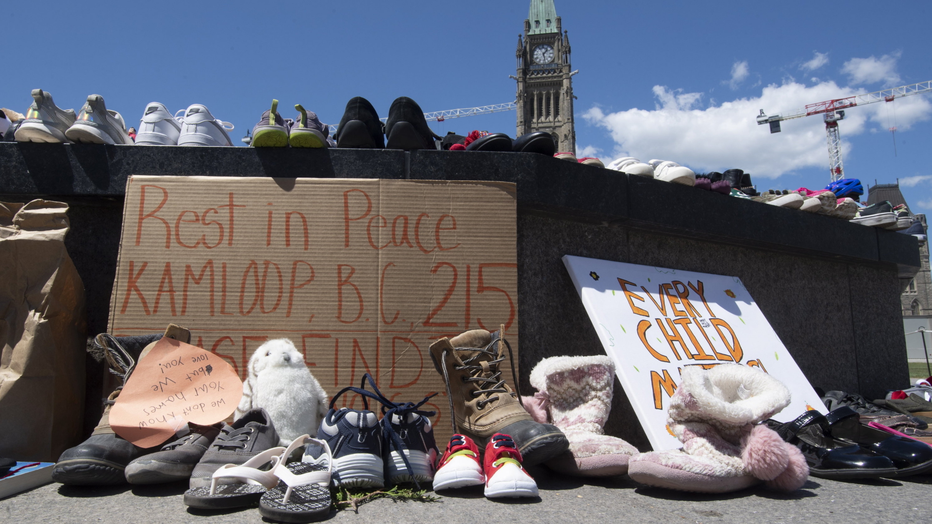 Schuhe an einer Gedenkstelle in Ottawa für verstorbene indigene Kinder. | AP