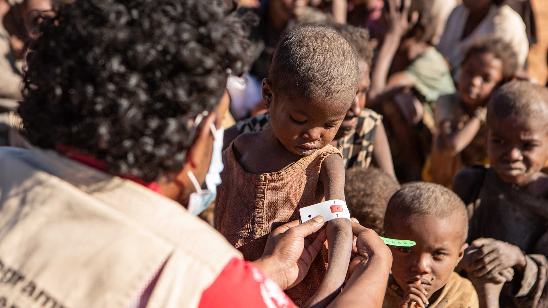 Mitarbeiter des Welternährungsprogramms in Ambovombe, verzeichnen eine sehr hohe Zahl unterernährter Kinder. | dpa