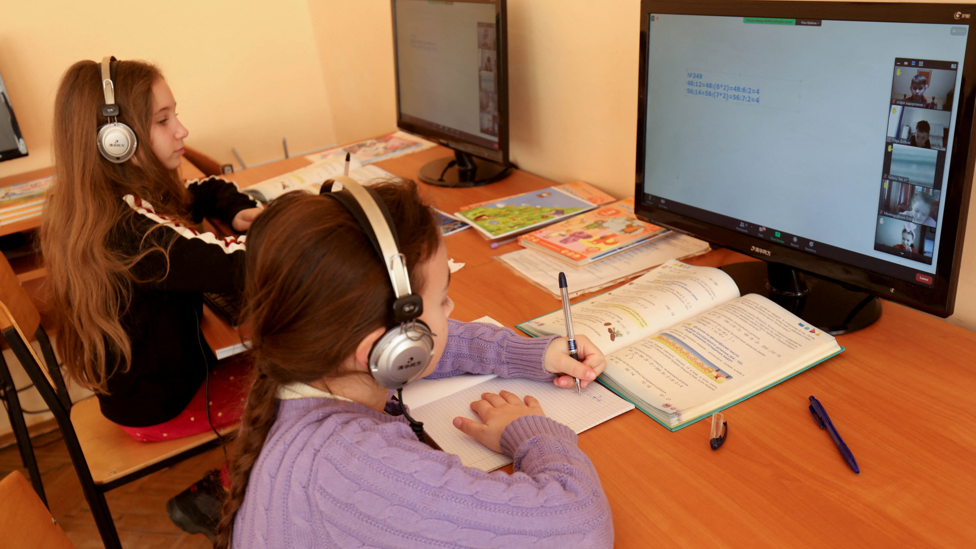 Geflüchtete Kinder nehmen am Online-Unterricht teil. | REUTERS