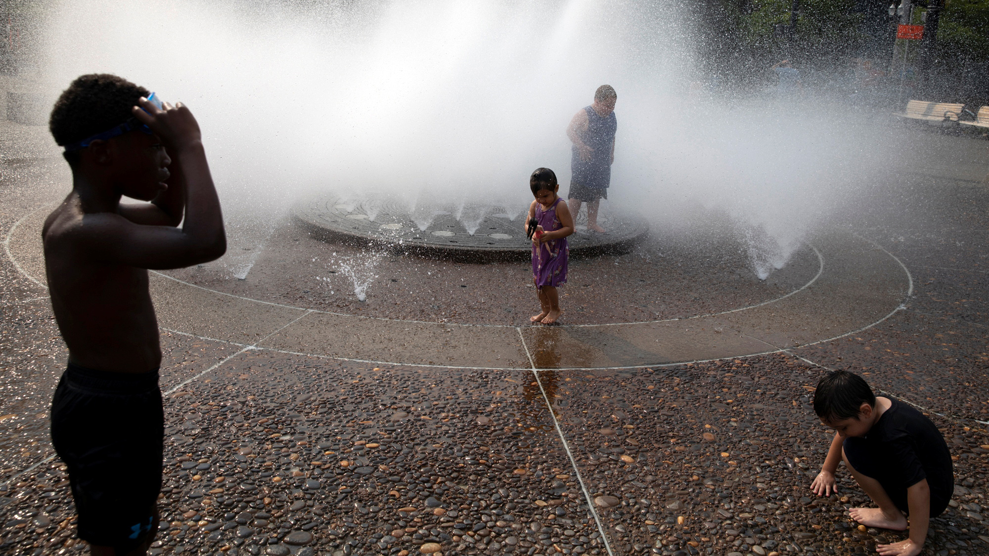 Kinder kühlen sich in der Salmon Springs Fountain ab, während eine Hitzewelle den pazifischen Nordwesten in Portland, Oregon, trifft. | Reuters