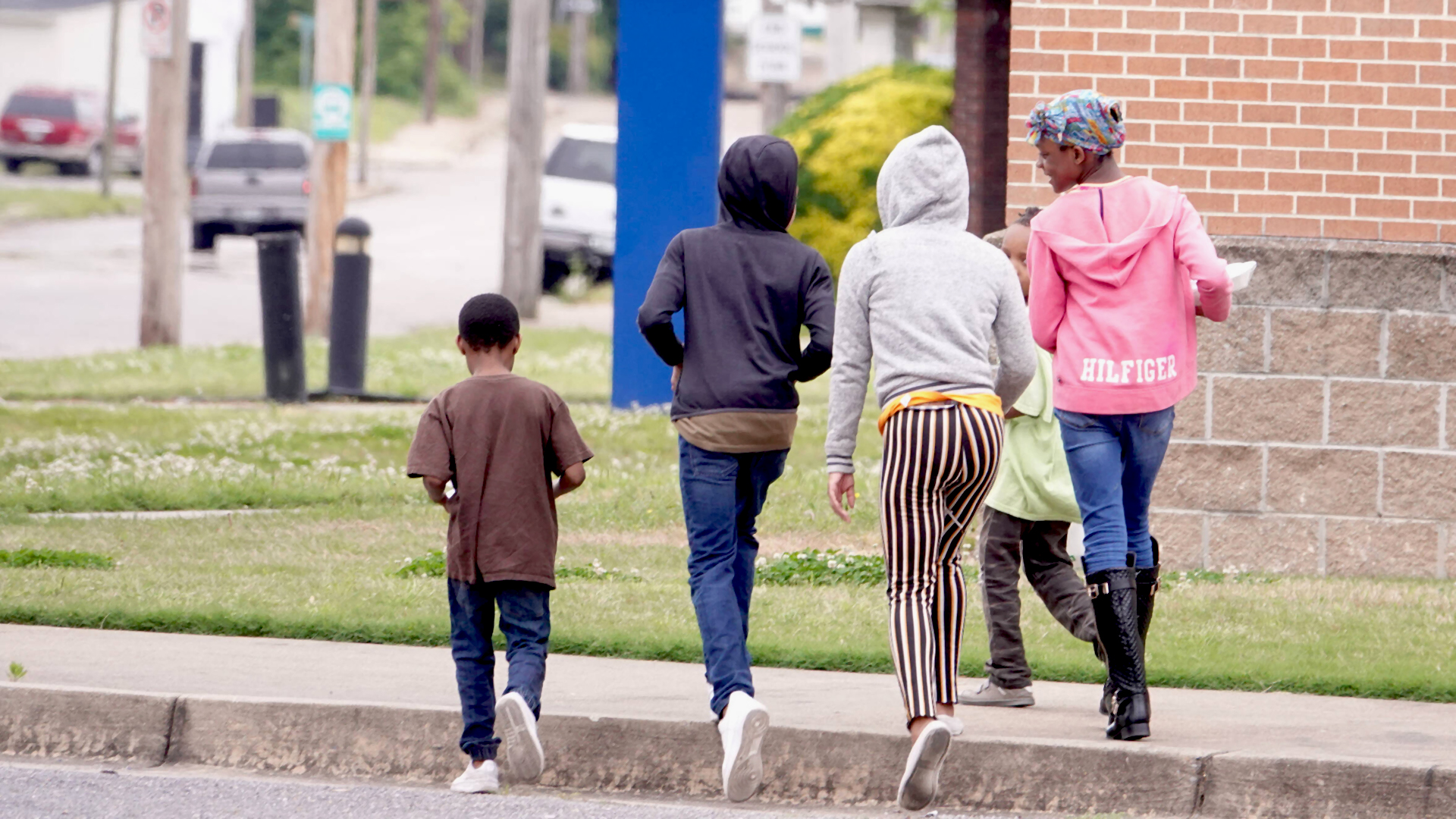 Kinder überqueren eine Straße in Memphis | imago images/ZUMA Wire