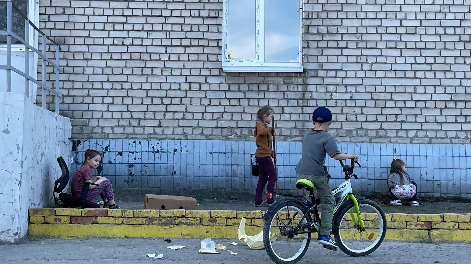 Kinder vor der Unterkunft ür Binnenflüchtlinge in Dnipro | Andrea Beer/WDR
