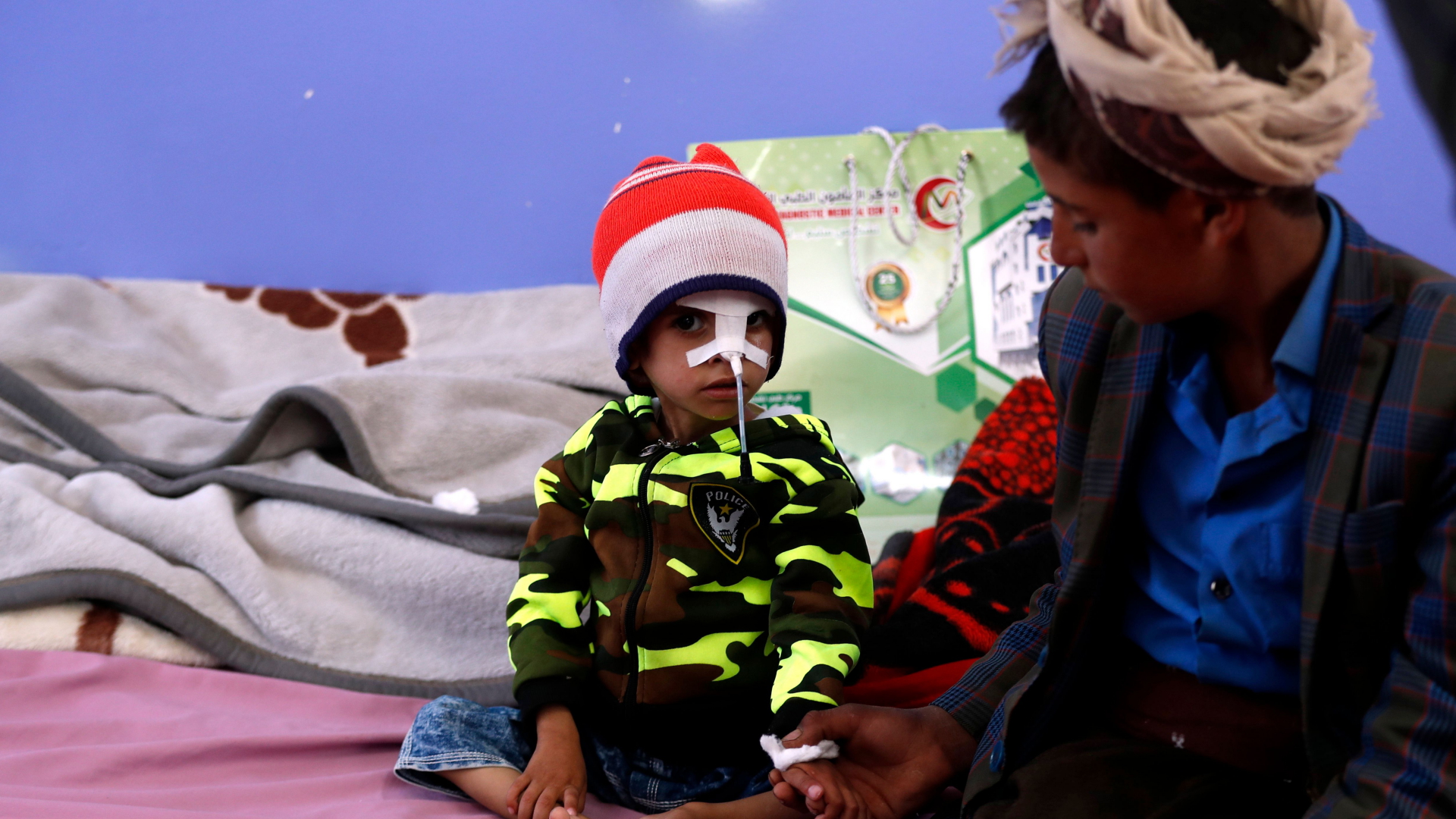 Ein Jugendlicher mit seinem unterernährten kleinen Bruder in einem Krankenhaus in Sanaa/Yemen | YAHYA ARHAB/EPA-EFE/Shutterstock