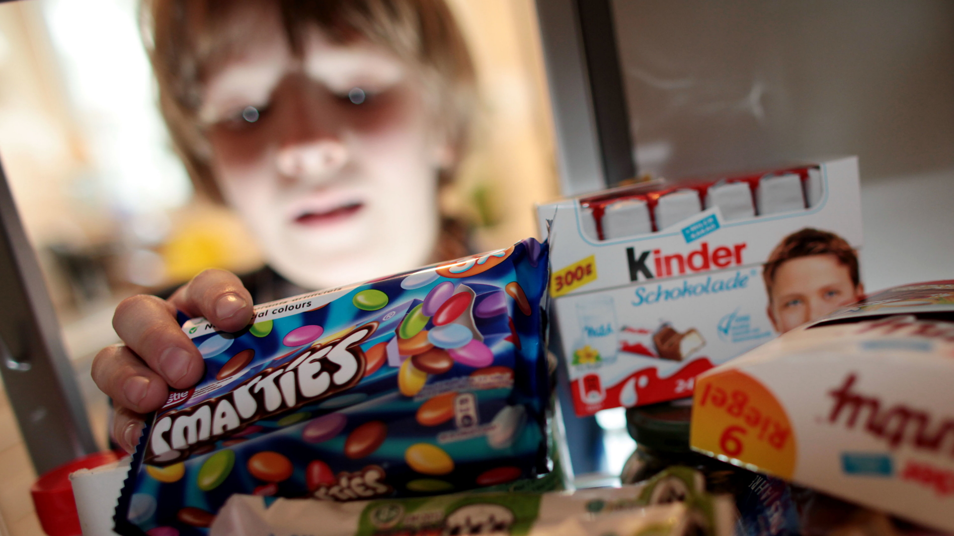  Ein Junge nimmt Süßigkeiten aus dem Schrank.  | dpa