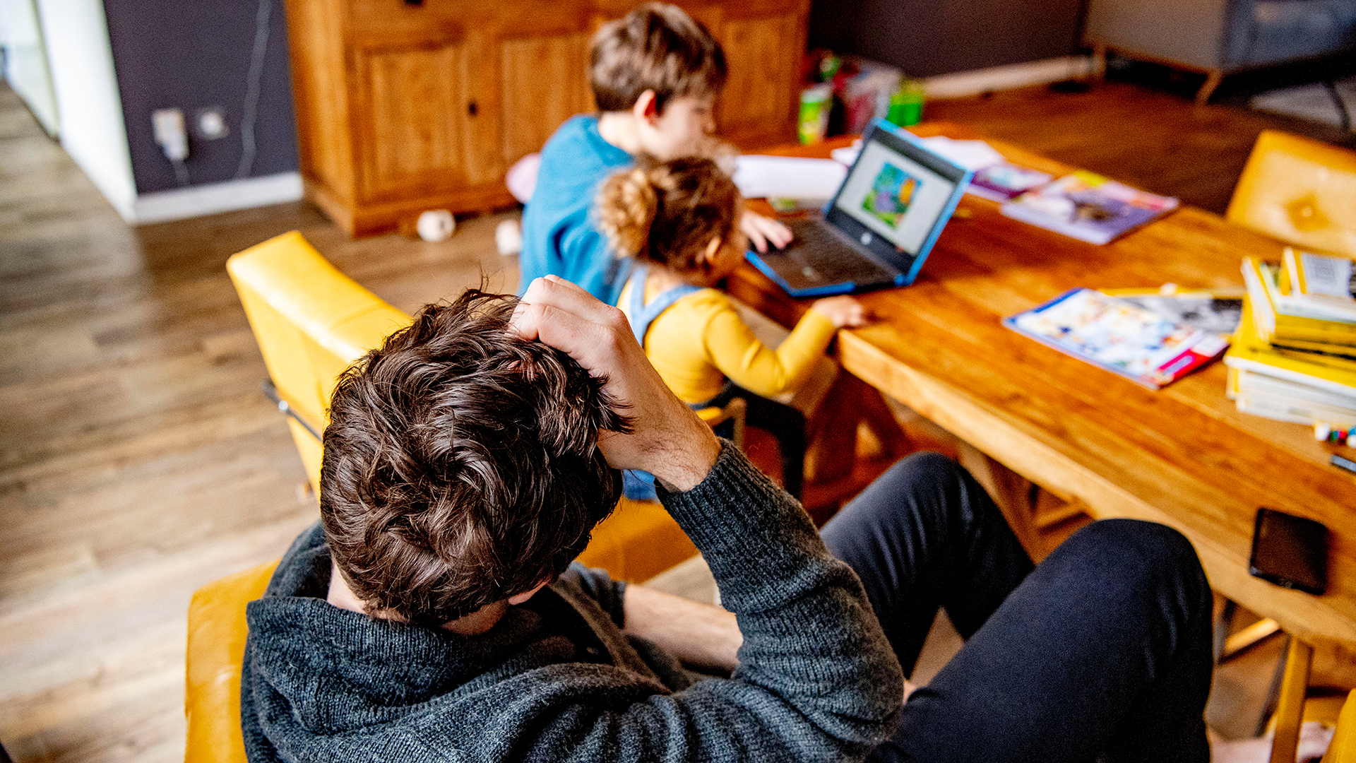 Zwei Kinder vor einem Laptop | picture alliance / ROBIN UTRECHT