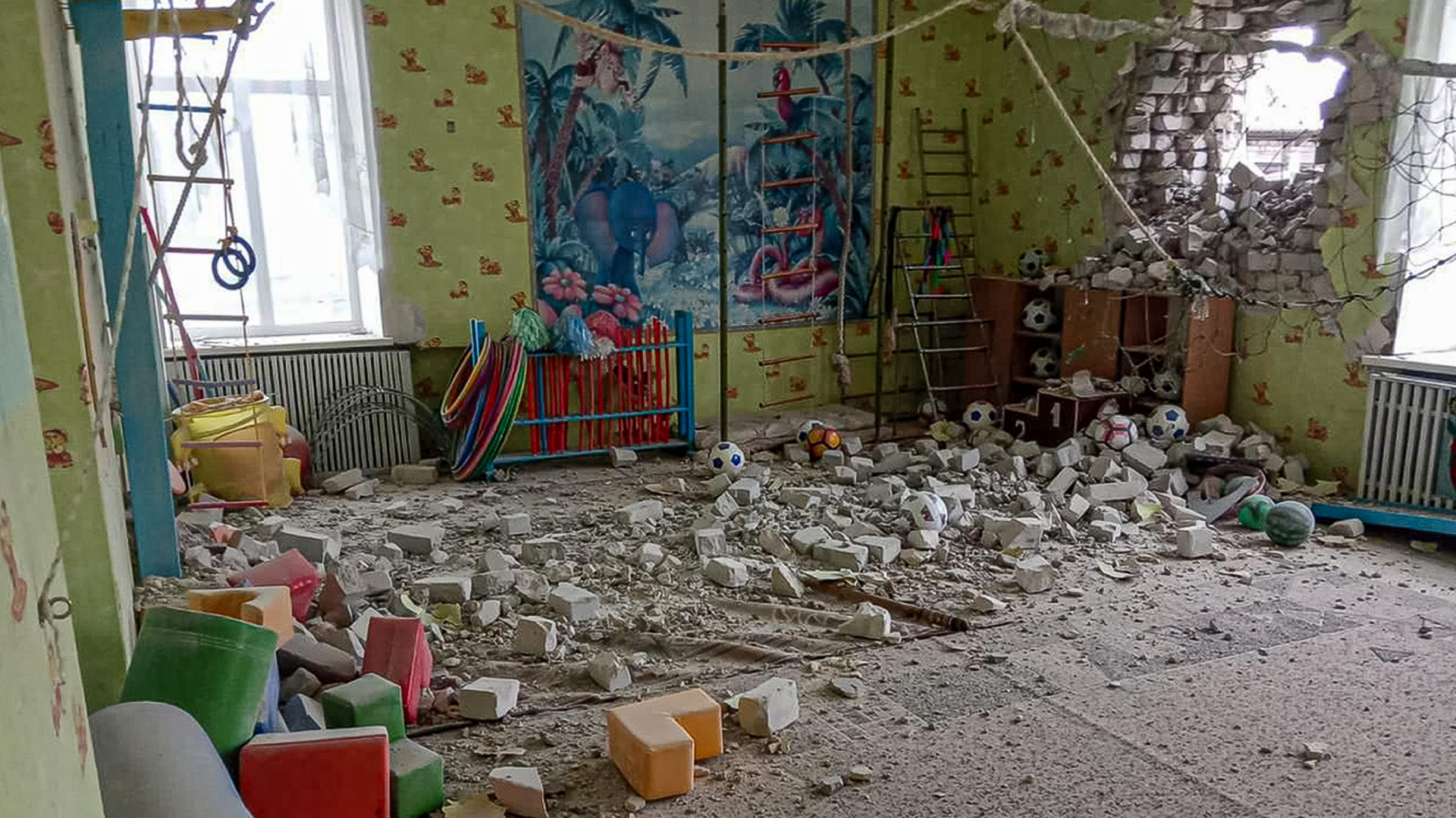 Dieses von der ukrainischen Joint Forces Operation veröffentlichte Foto zeigt ein Kindergartengebäude in der Region Luhansk, das von Granaten getroffen worden sein soll. | dpa
