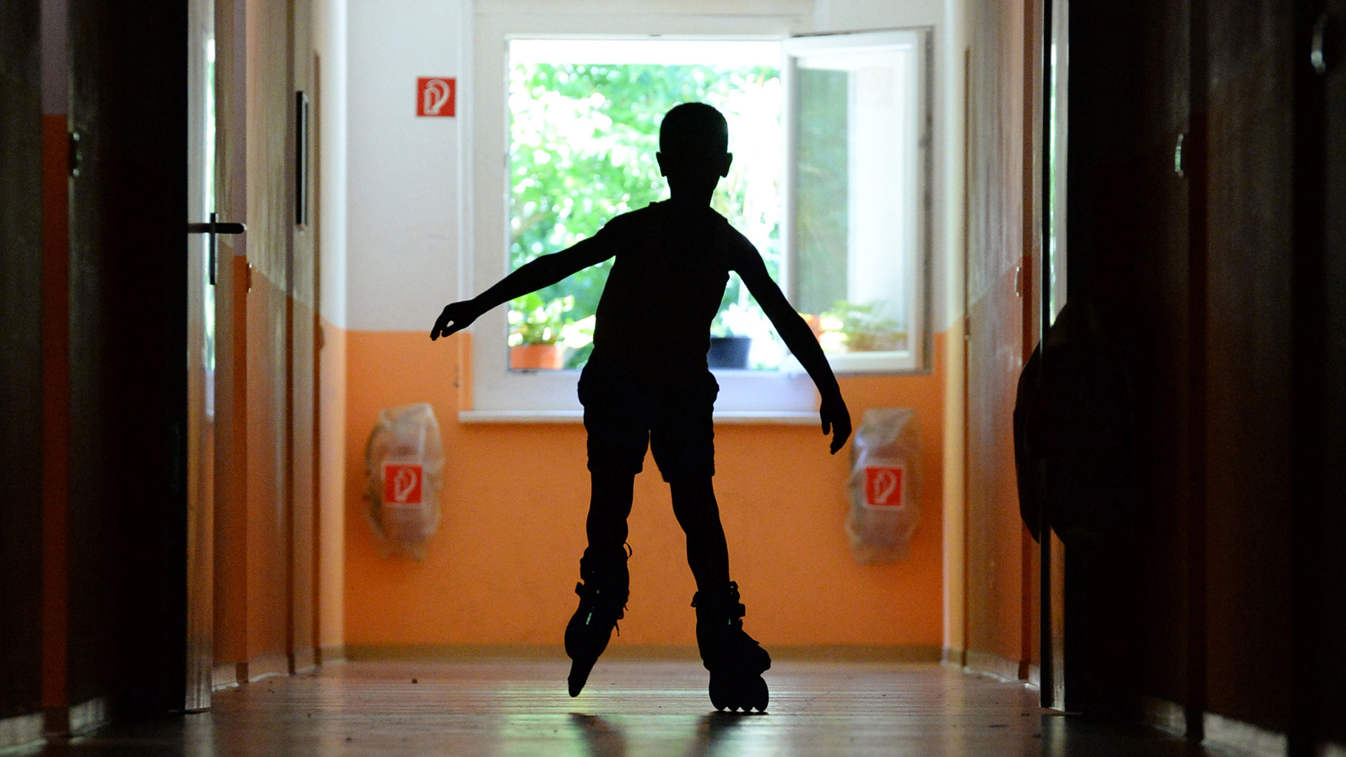 Ein Junge fährt auf dem Flur des Diakonischen Werkes mit seinen Skates | picture alliance/dpa