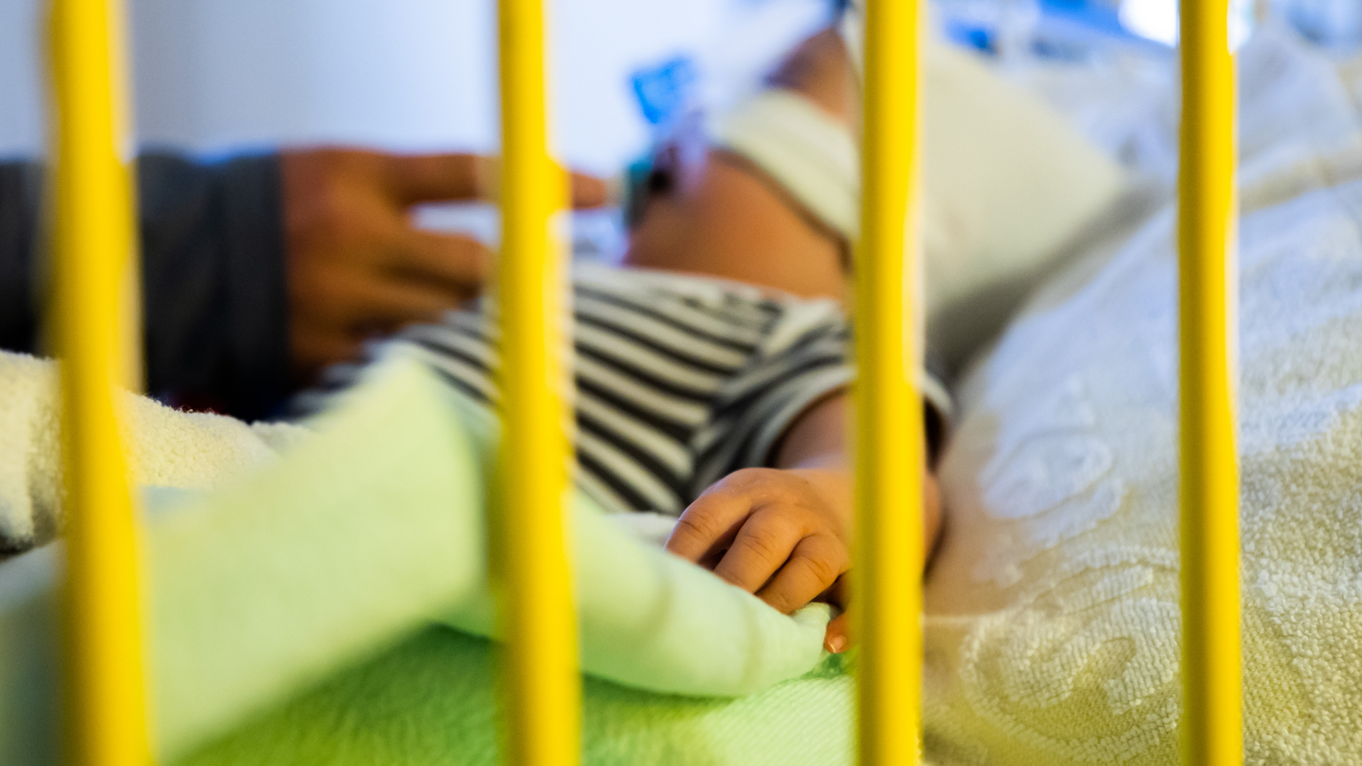 Ein Kind liegt in einem Bett des St. Joseph Krankenhauses in Berlin