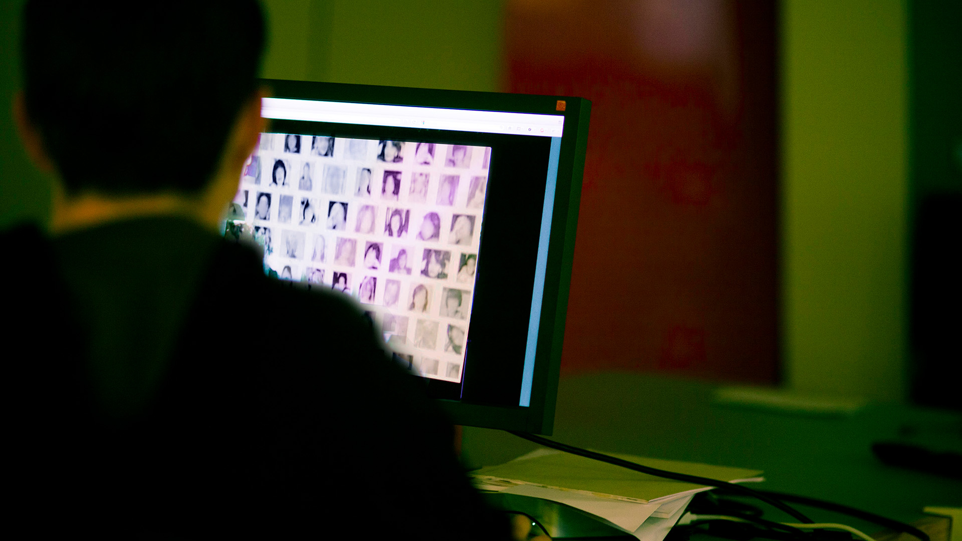 Ein Mann betrachtet Bilder auf einem Bildschirm