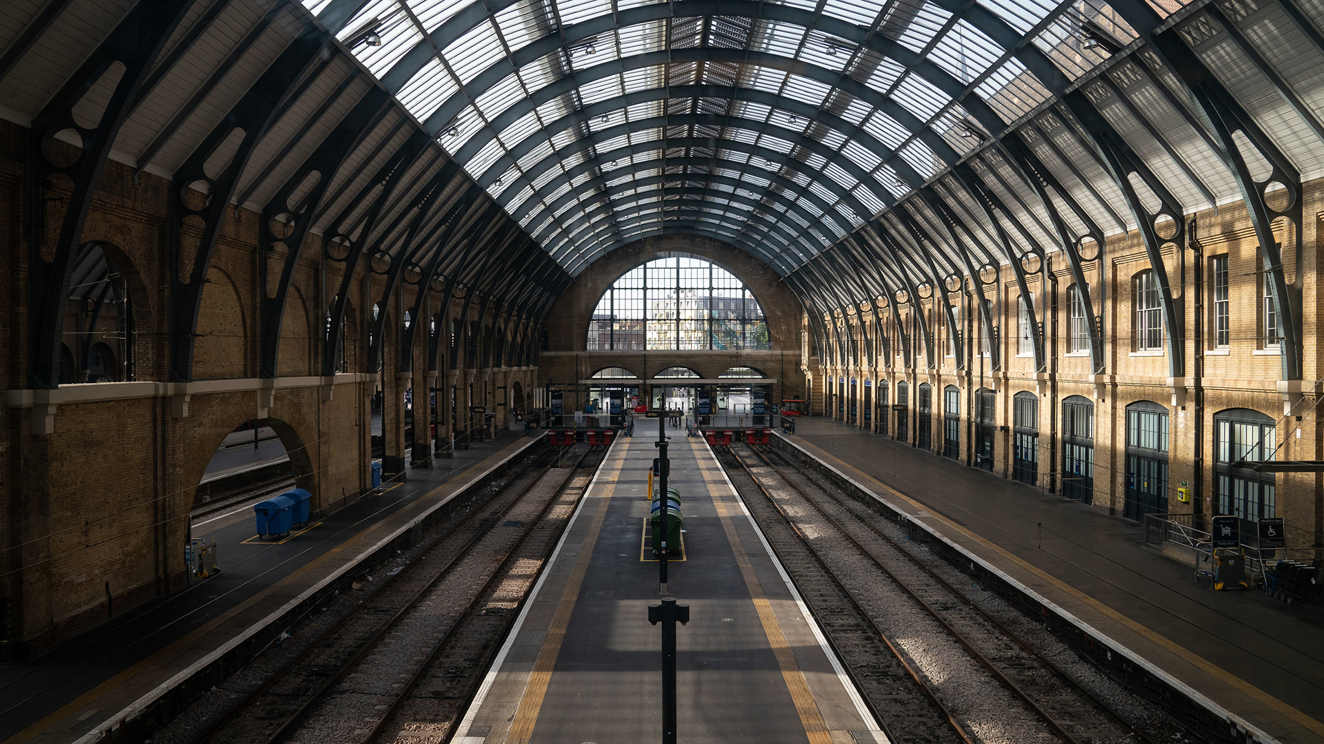 Blick auf die leeren Gleise im Bahnhof Kings Cross in London | dpa