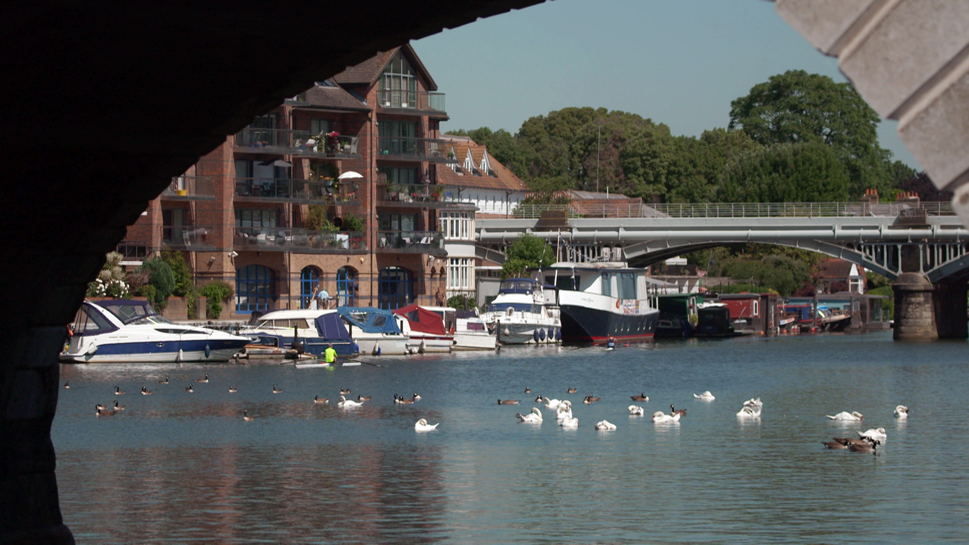 Blick auf Wasser und viele Boote am Ufer von Kingston (Großbritannien) | ARD London