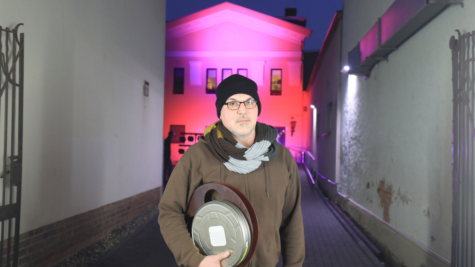 Sachsen-Anhalt, Burg: Der Kinoleiter Jochen Frankl steht vor dem "Burg Theater" und beteiligt sich an der bundesweiten Aktion "Kino leuchtet. Für dich". | dpa