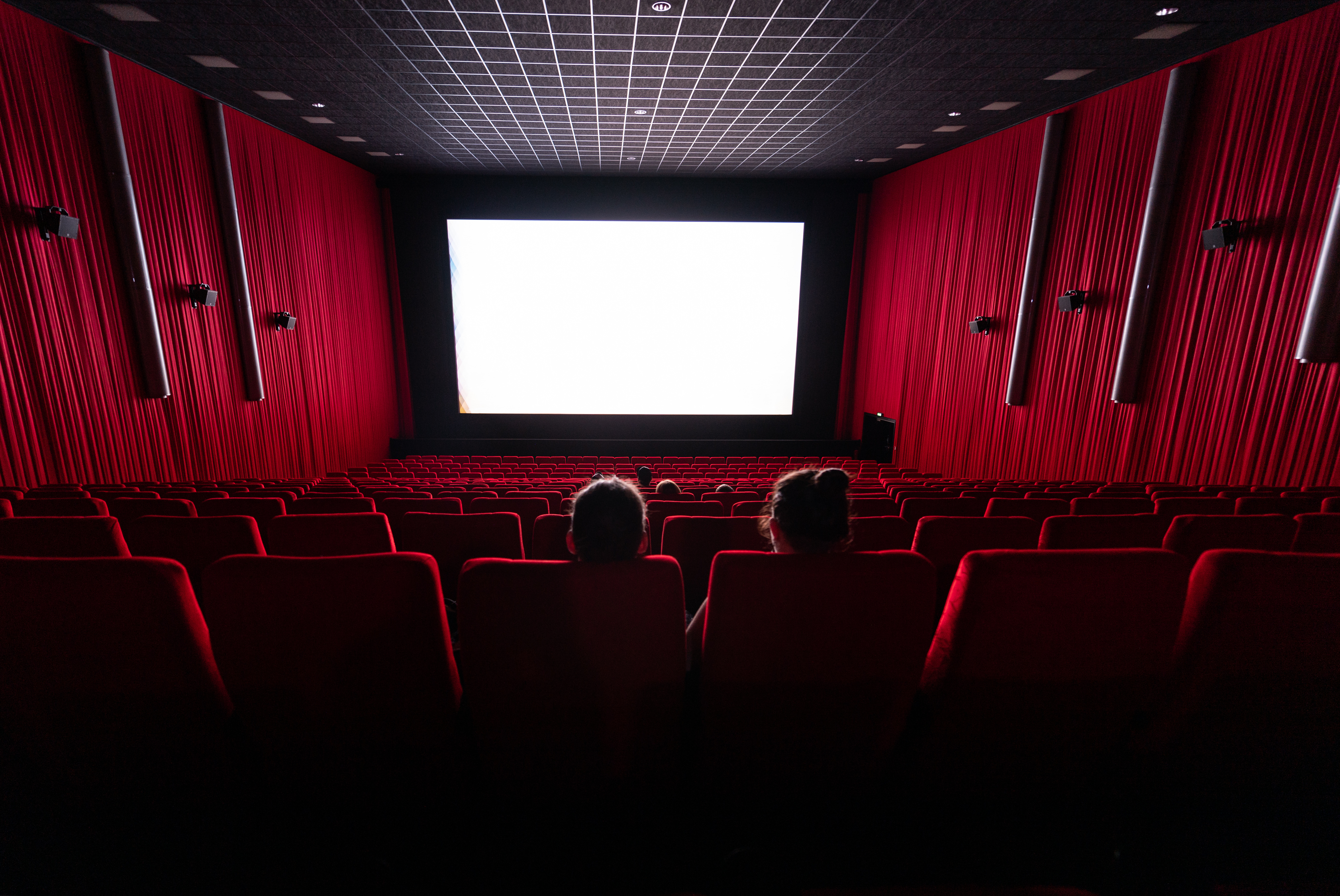 Vereinzelte Zuschauer sitzen in einem Kino | picture alliance/dpa/dpa-Zentralbild