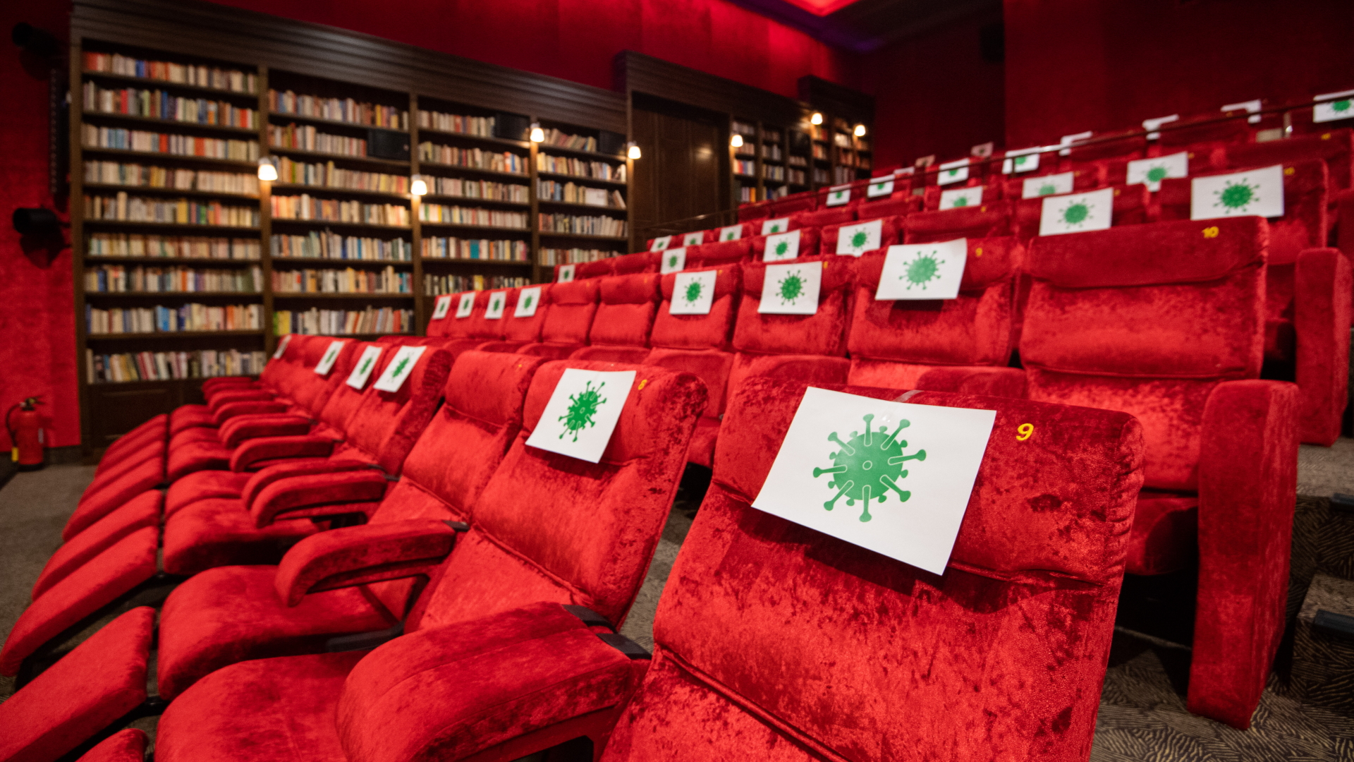 In einem Kino in Hannover sind einzelne Sitzplätze gesperrt