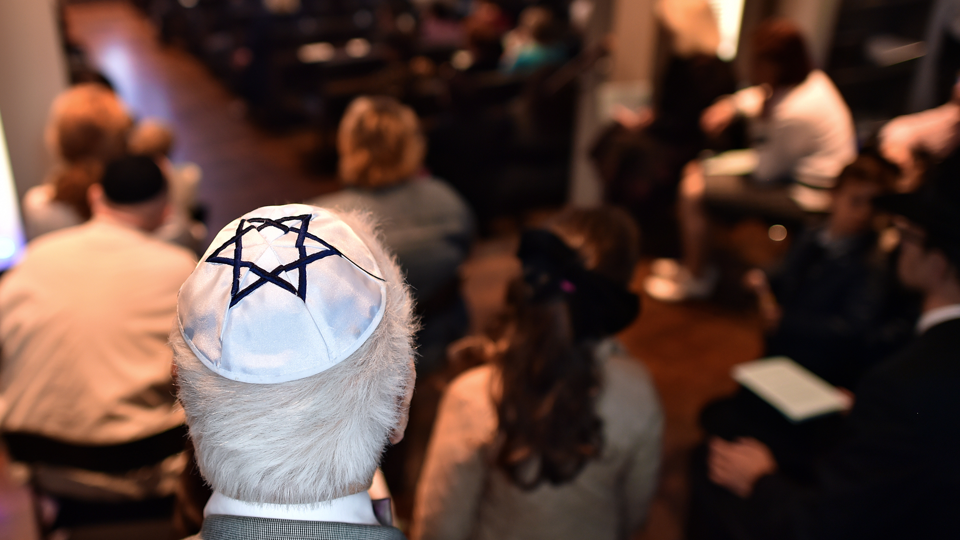 Mitglieder der jüdischen Gemeinde in der Synagoge in Chemnitz (Archivfoto vom 06.09.2015)