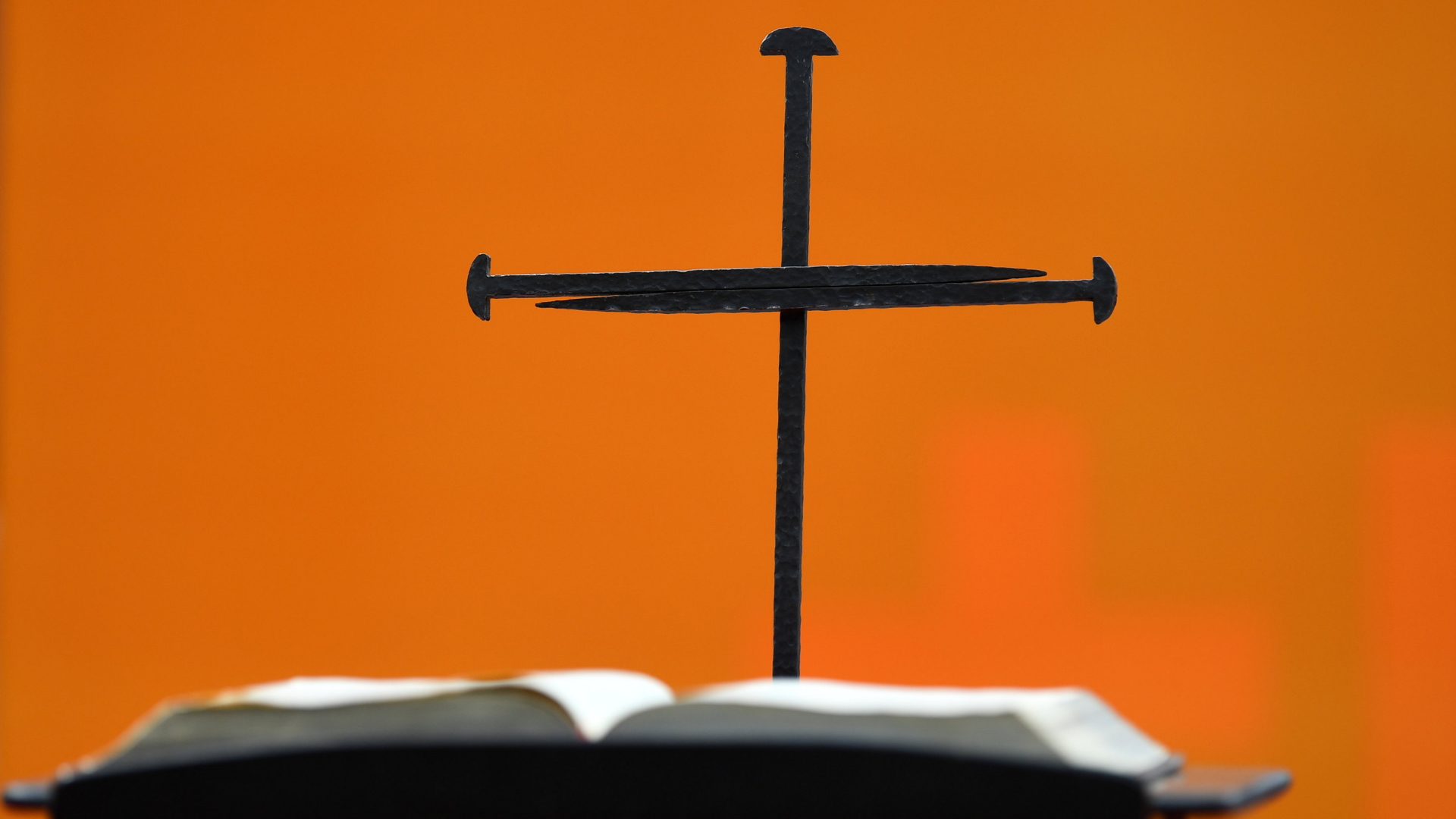 Kreuz auf einem Altar | Bildquelle: dpa