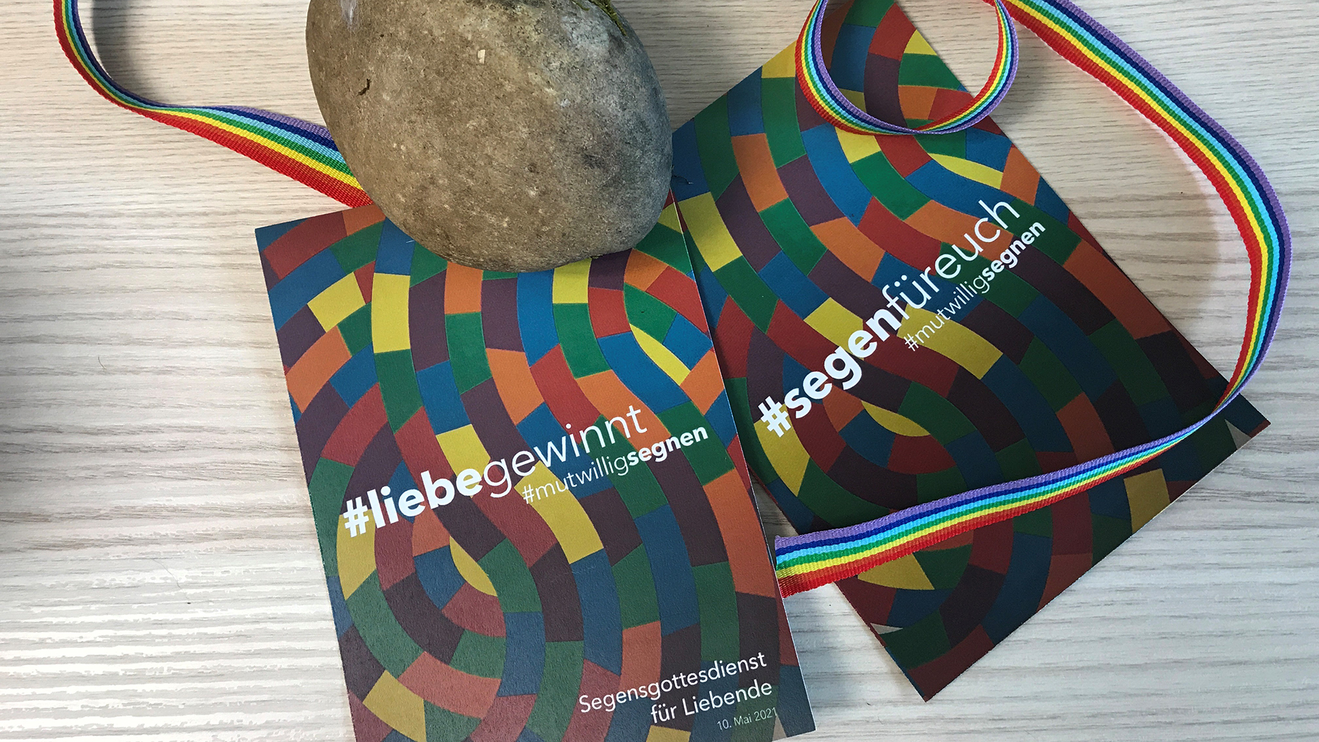 Zwei Steine liegen auf Infoblättern zu  Segensgottesdiensten #segenfüreuch | Sandra Biegger/SWR