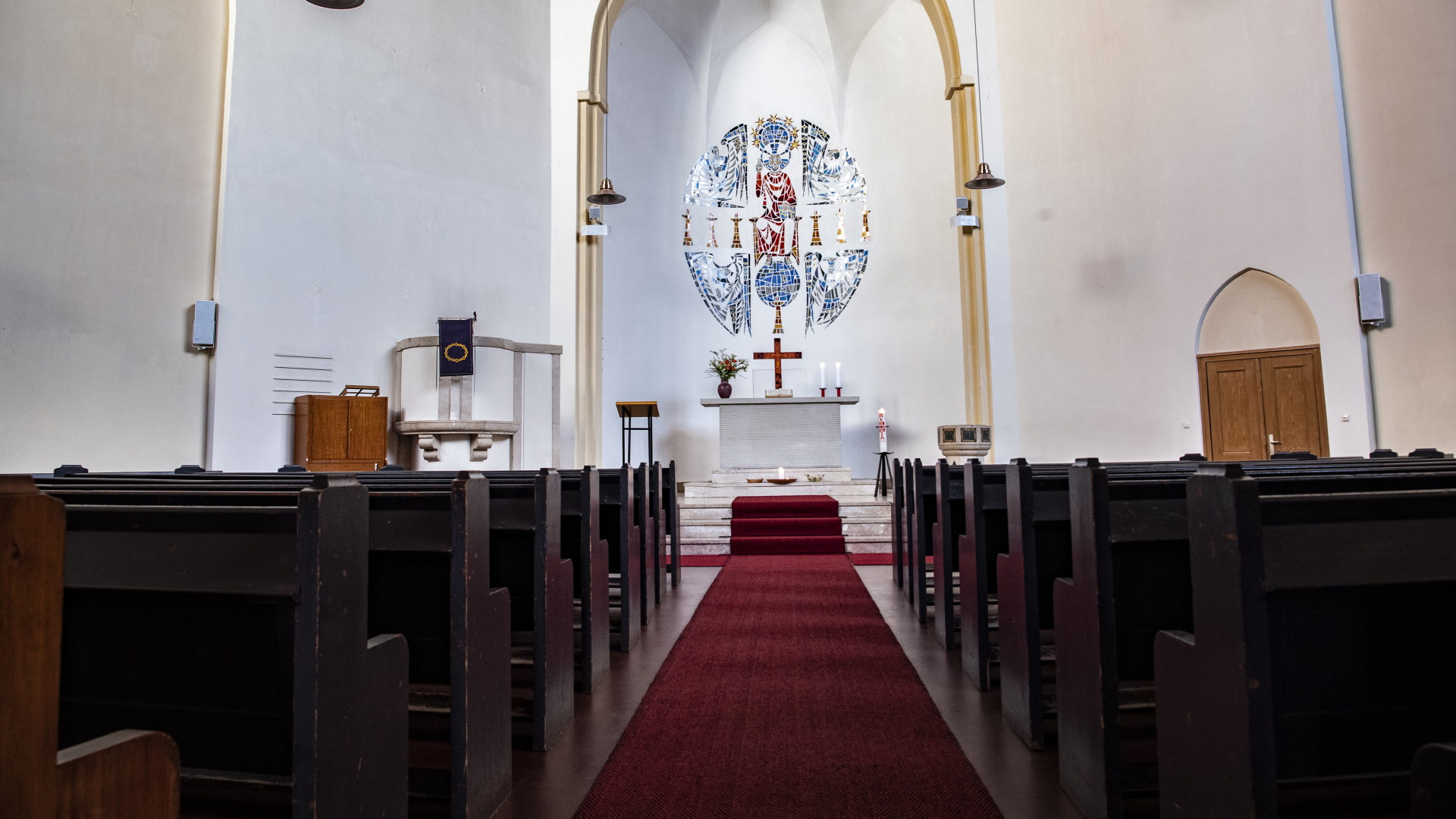 Die Kirche der Evangelischen Advent-Zachäus-Kirchengemeinde in Berlin ist Anfang April 2020 wegen der Corona-Krise menschenleer. | dpa