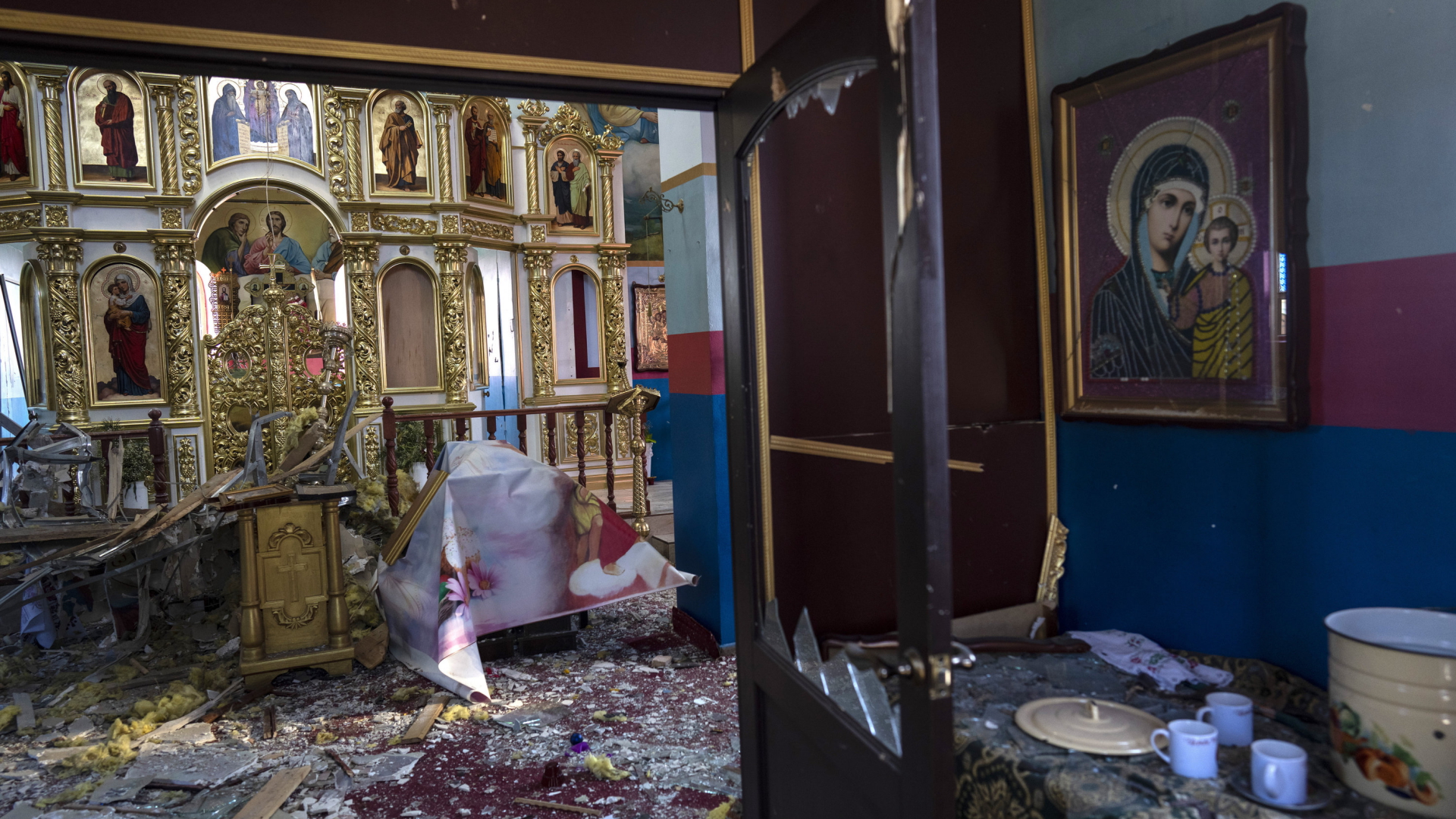 Der zerstörte Innenraum einer orthodoxen Kirche in der ukrainischen Ortschaft Jasnohorodka. | AP