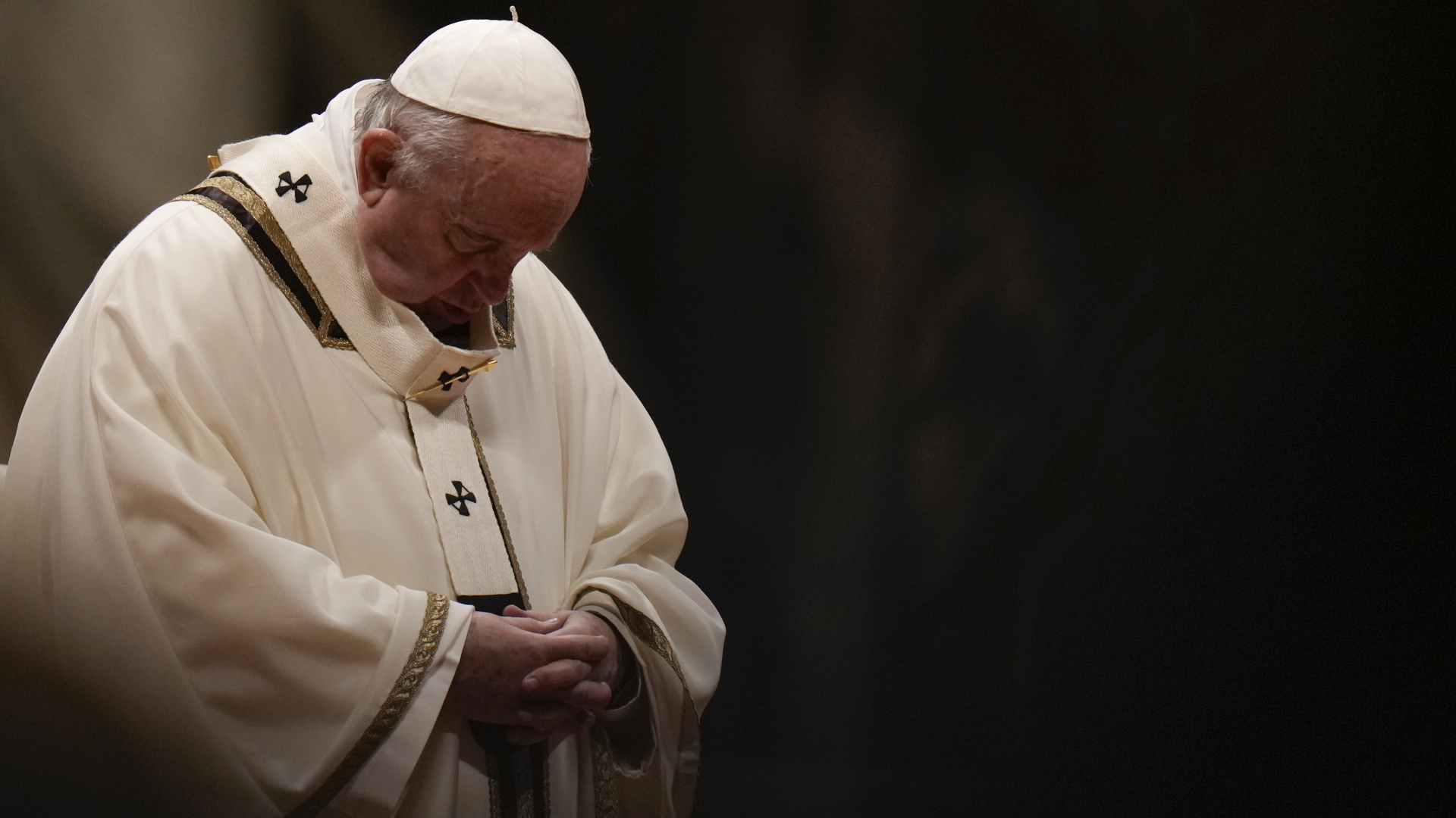 Papst Franziskus betet mit gesenktem Kopf während der Christmette im Jahr 2021. | dpa