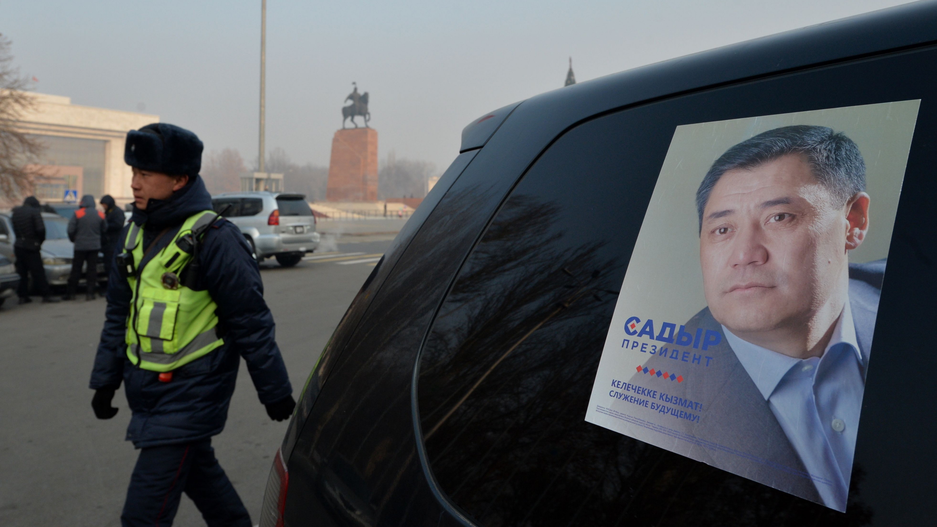 Ein Wahlplakat von Sadyr Schaparow auf einem Auto in Bischkek (Foto vom 7.01.2021). | AFP