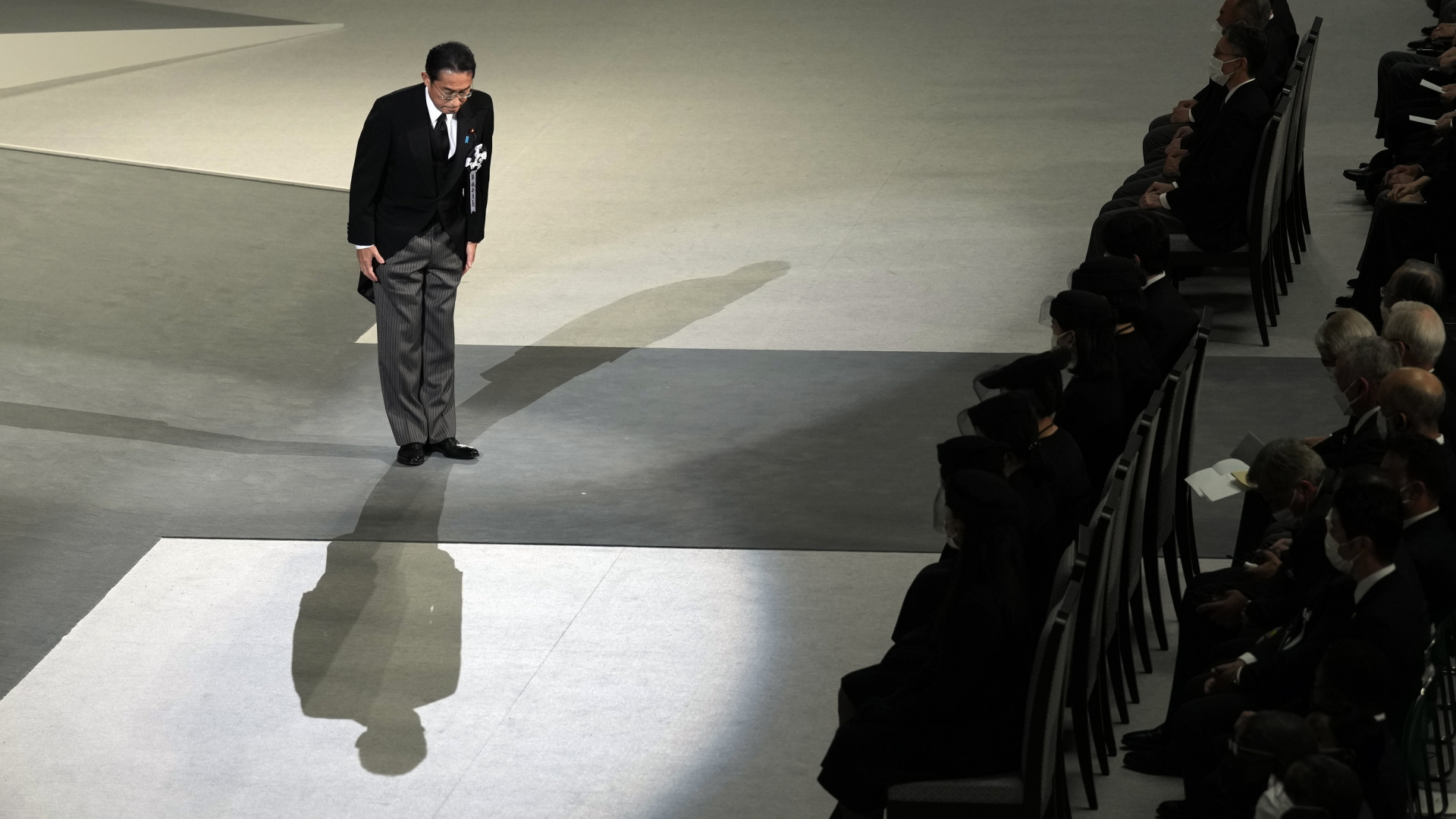 Japans Premier Fumio Kishida verbeugt sich beim Staatsbegräbnis seines Amtsvorgängers Shinzo Abe.  | AP
