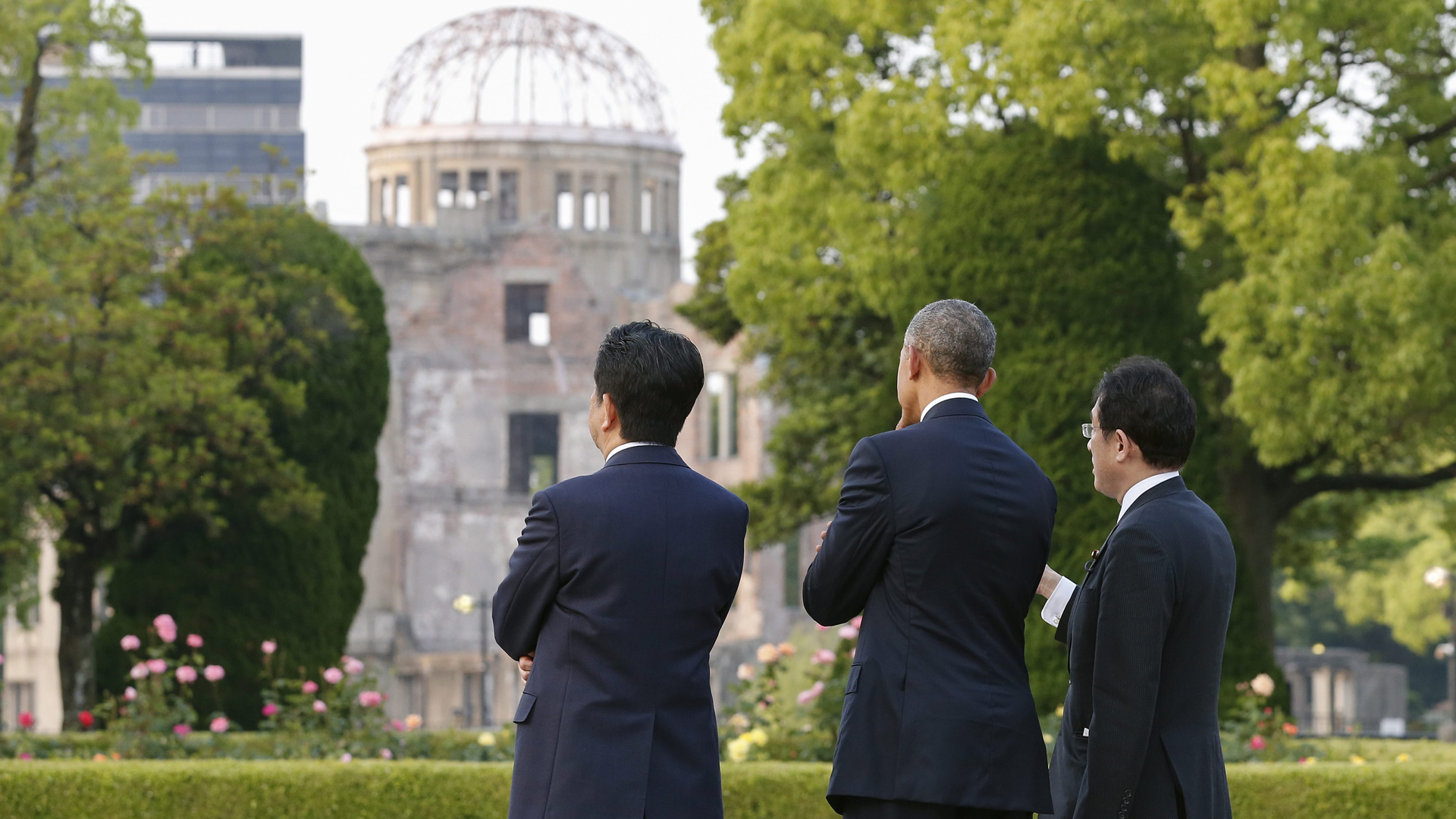 2016 besuchte Kishida mit Japans damaligem Premier Shinzo Abe (links im Bild) und US-Präsident Barack Obama die Hiroshima-Gedenkstätte (Foto vom 27.05.2016). | picture alliance / dpa