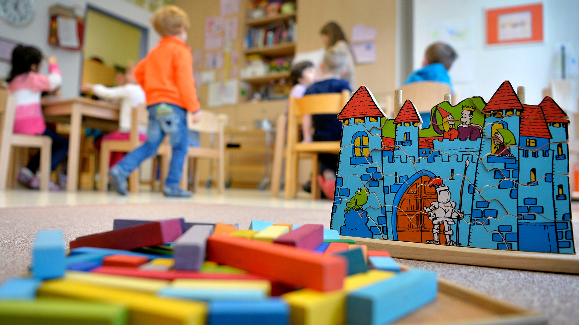 Spielzeug liegt in einer Kindertagesstätte auf dem Boden | Bildquelle: dpa