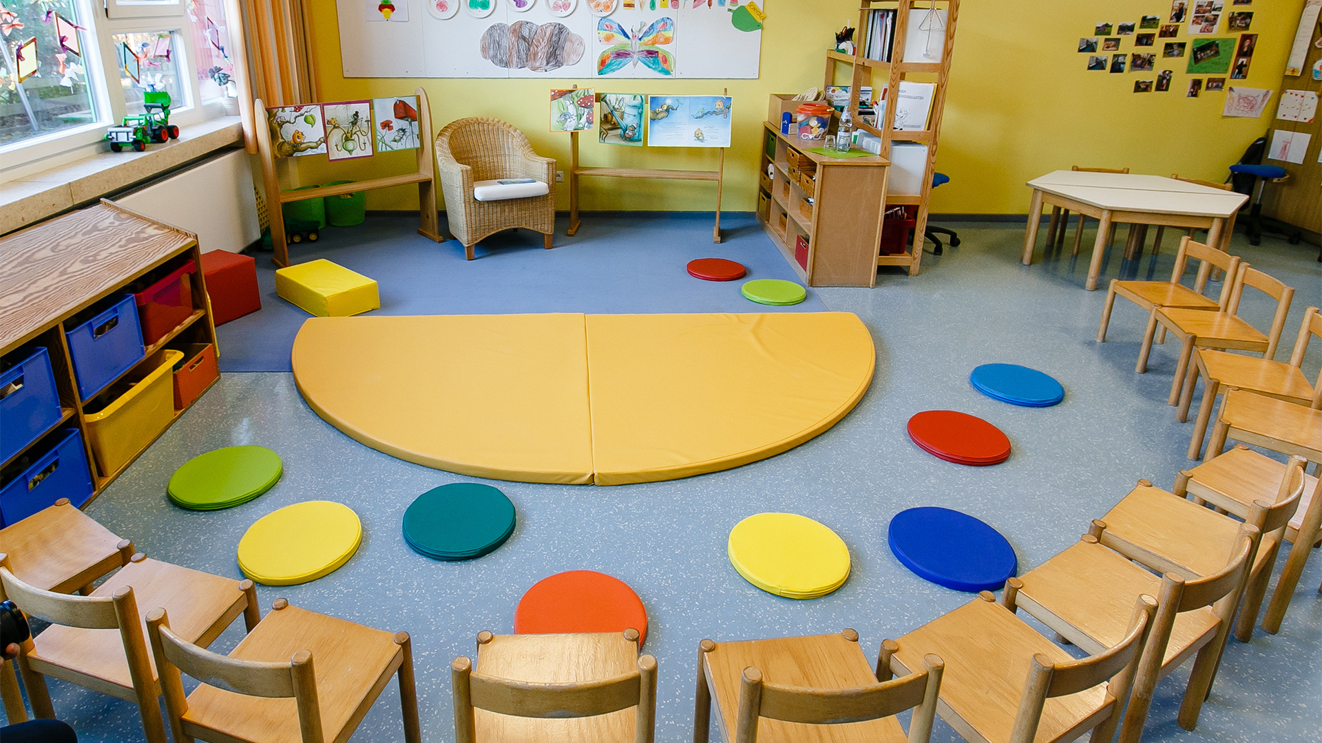 Stühle stehen im Halbkreis im Gruppenraum einer Kindertagesstätte. | picture alliance/dpa