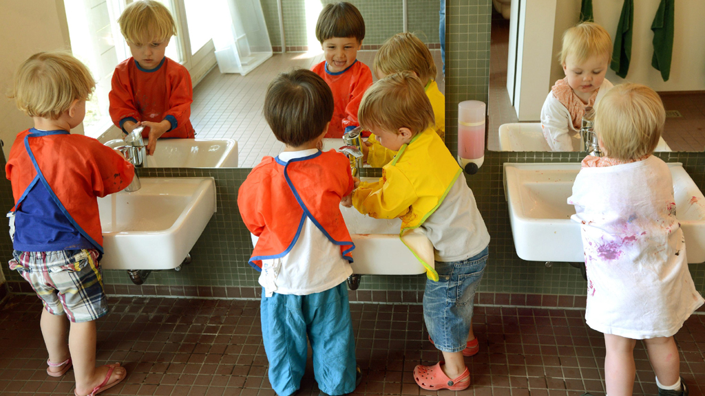 Kleinkinder in der Krippe waschen sich die Hände | dpa