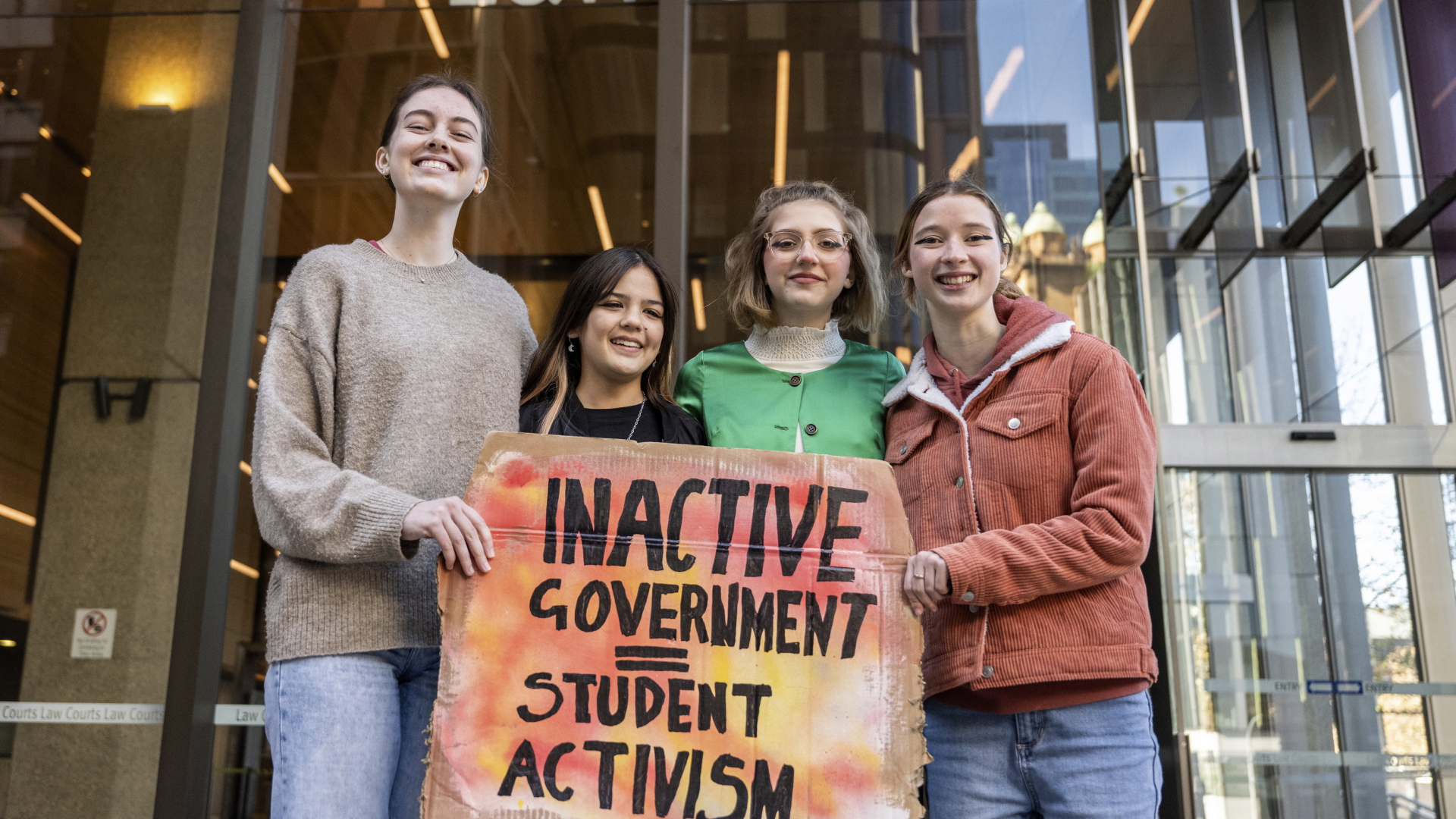 Teenager, die vor australischem Gericht gegen die Erweiterung einer Kohlemine geklagt haben. | AP