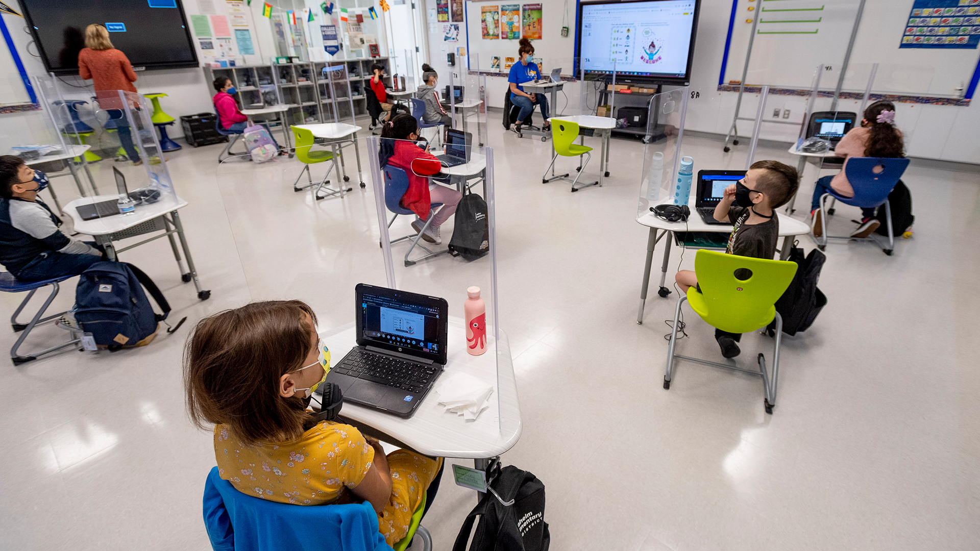 Schüler arbeiten in der Sunkist Elementary School in Anaheim, Kalifornien, an Laptops. | picture alliance / ZUMAPRESS.com