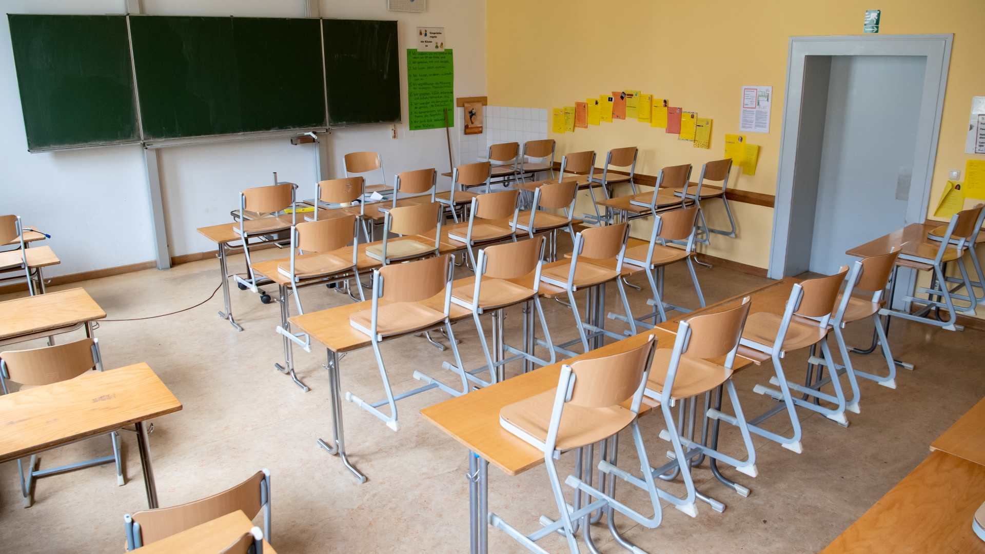 Ein leeres Klassenzimmer | dpa