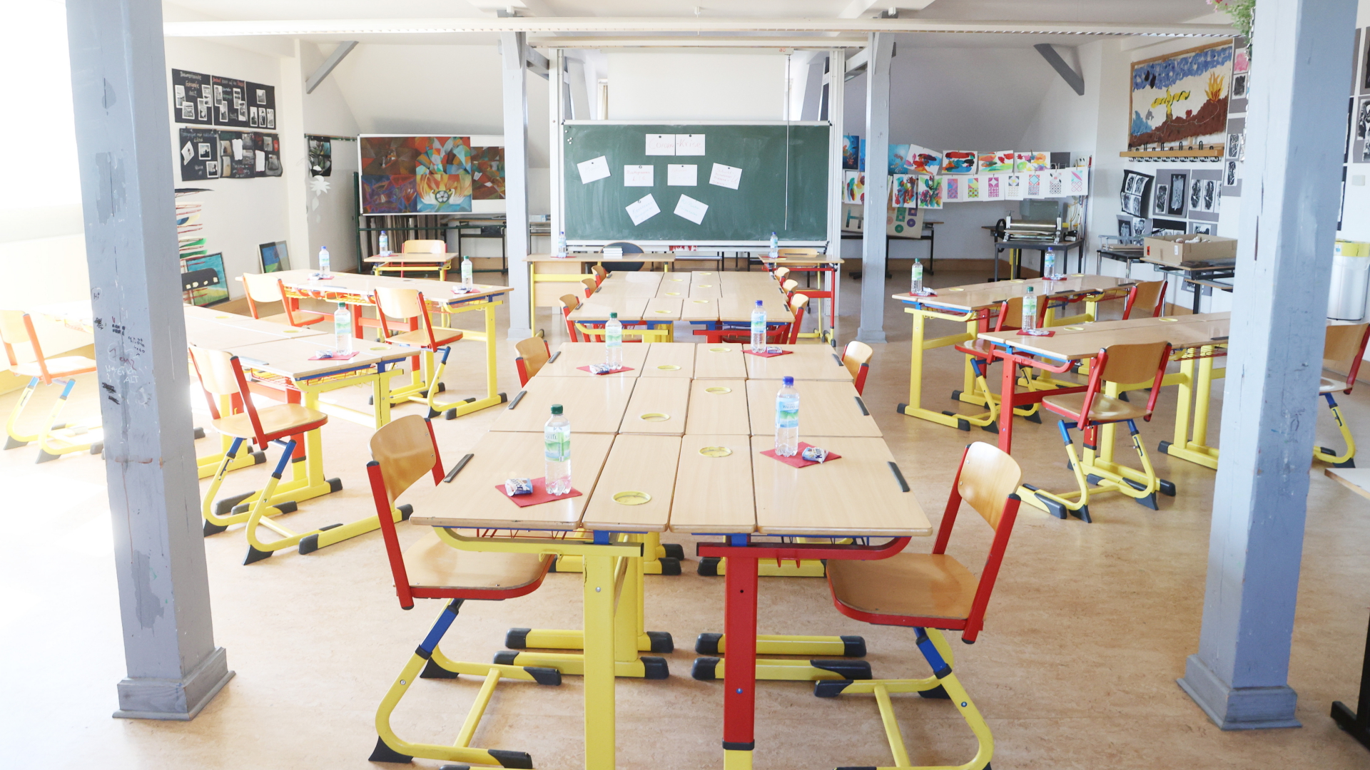 Ein leeres Klassenzimmer im Gymnasium Gleichense.  | dpa