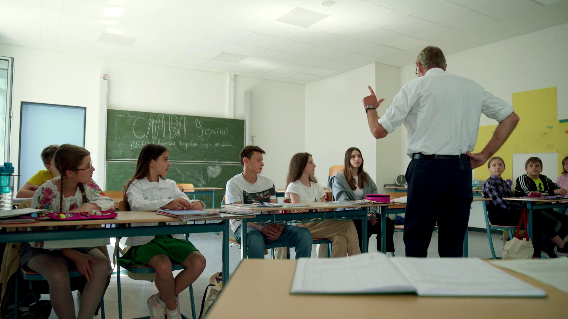 Pensionäre unterrichten Ukrainer: "Schule ist das beste Mittel"