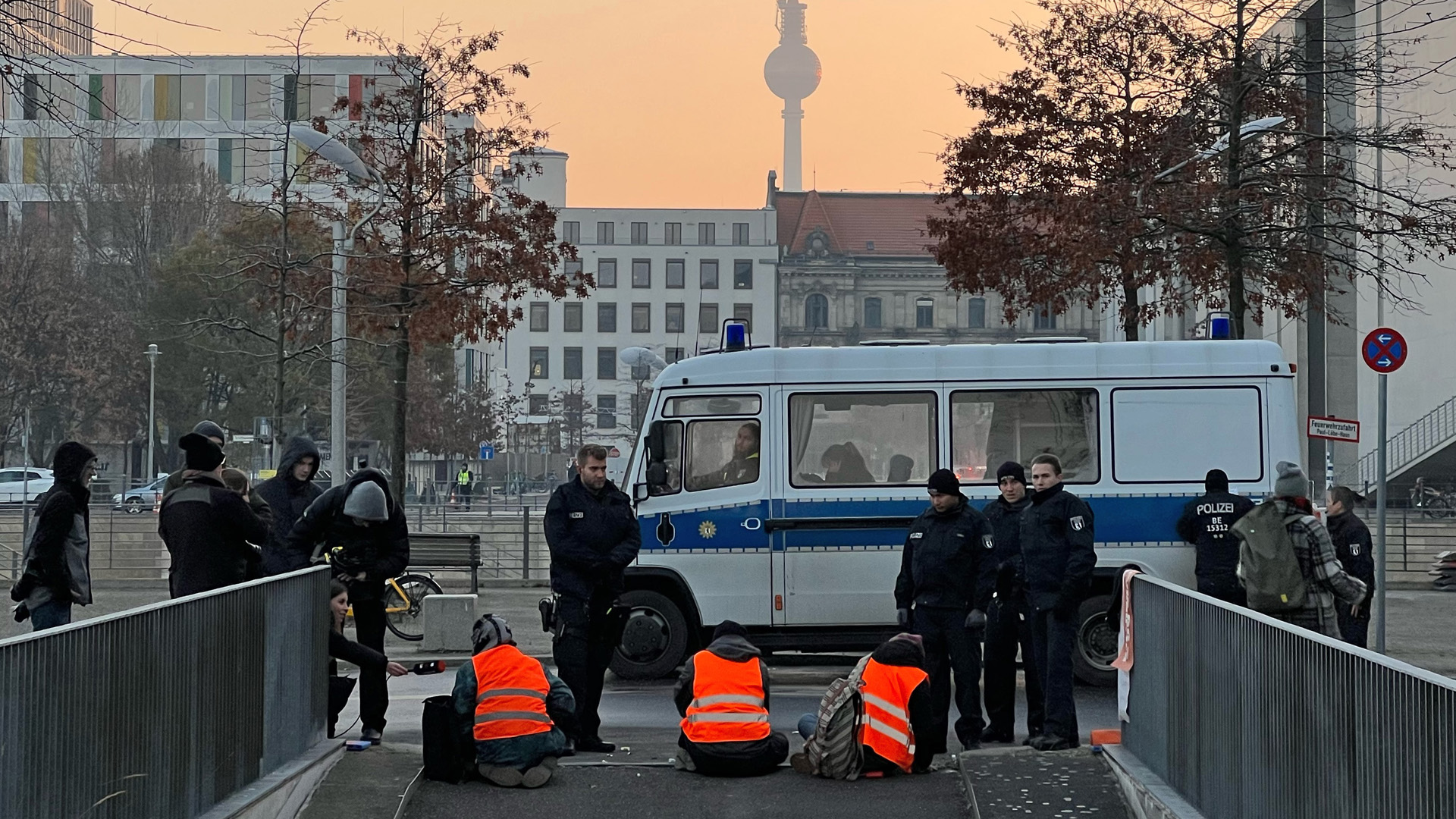 Die Klimaschutzgruppe "Letzte Generation" blockiert am frühen Morgen eine Zufahrt zur Tiefgarage des Bundestages. | dpa