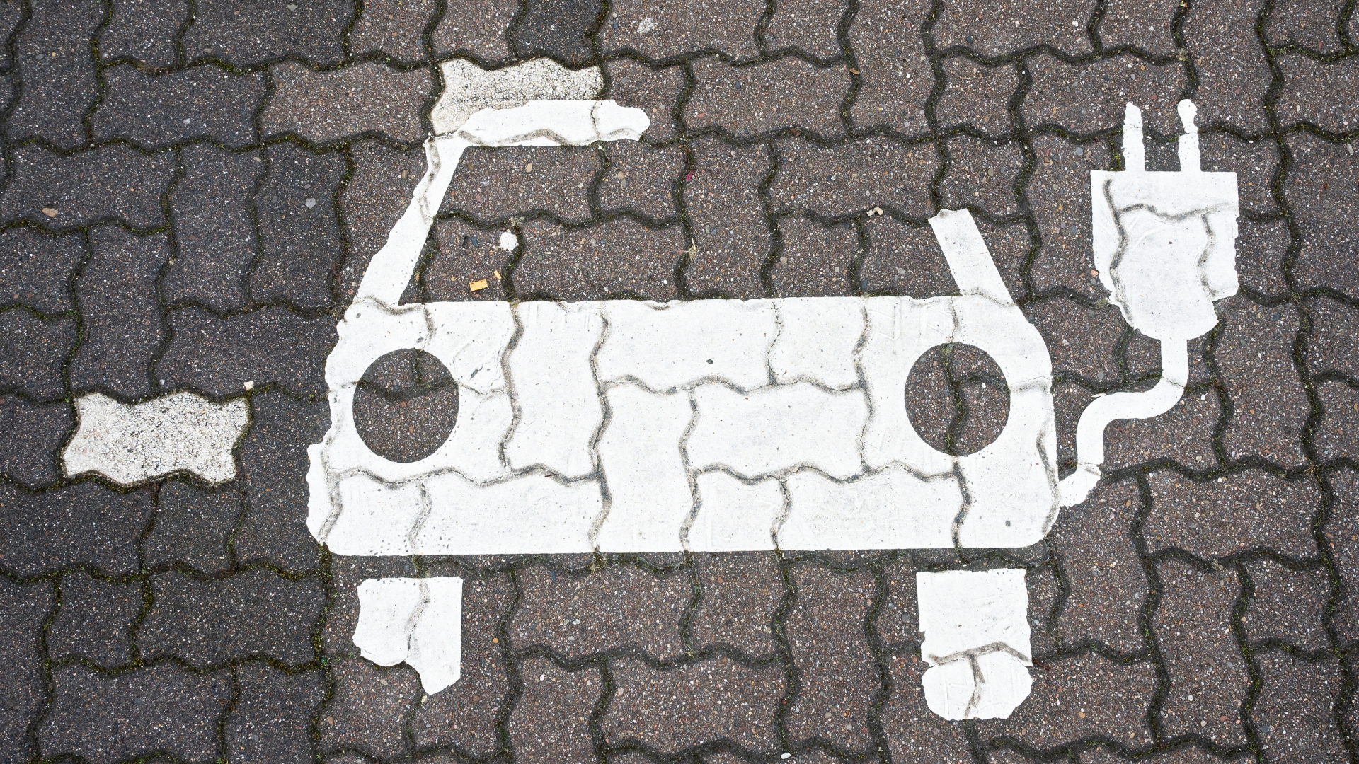 Ein Piktogramm auf einem Park- und Ladeplatz für E-Autos. | dpa