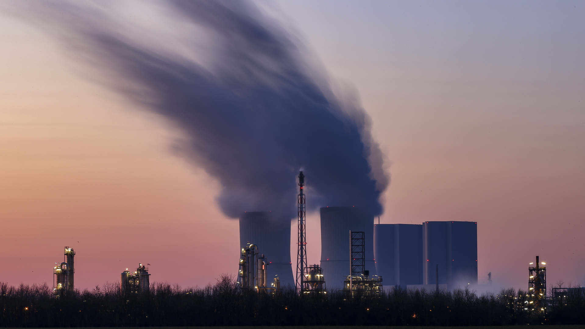 Dampf strömt aus verschiedenen Teilen der Anlagen von Dow Chemical, im Hintergrund das Kraftwerk Lippendorf.  | dpa